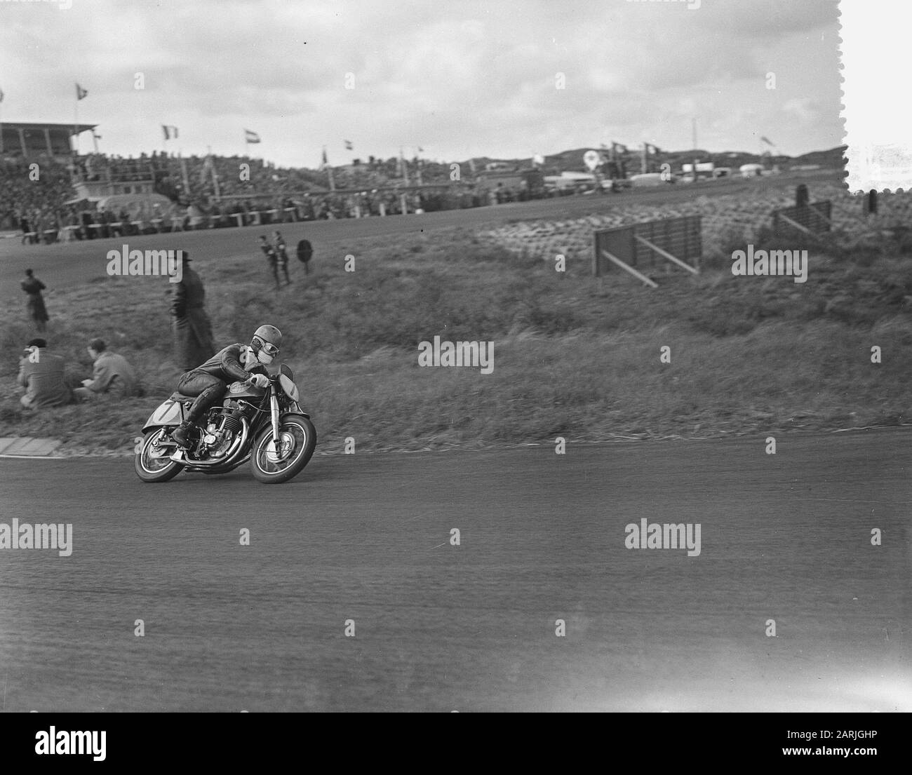 Internationale Motorrad- und Beiwagenrennen Zandvoort, Sieger 350 cc E. Honseley Nr. 45 Datum: 22.Mai 1955 Ort: Noord-Holland, Zandvoort Schlüsselwörter: Motorräder, Gewinner, ZIZSPORRACES Personenname: E. Honseley Stockfoto