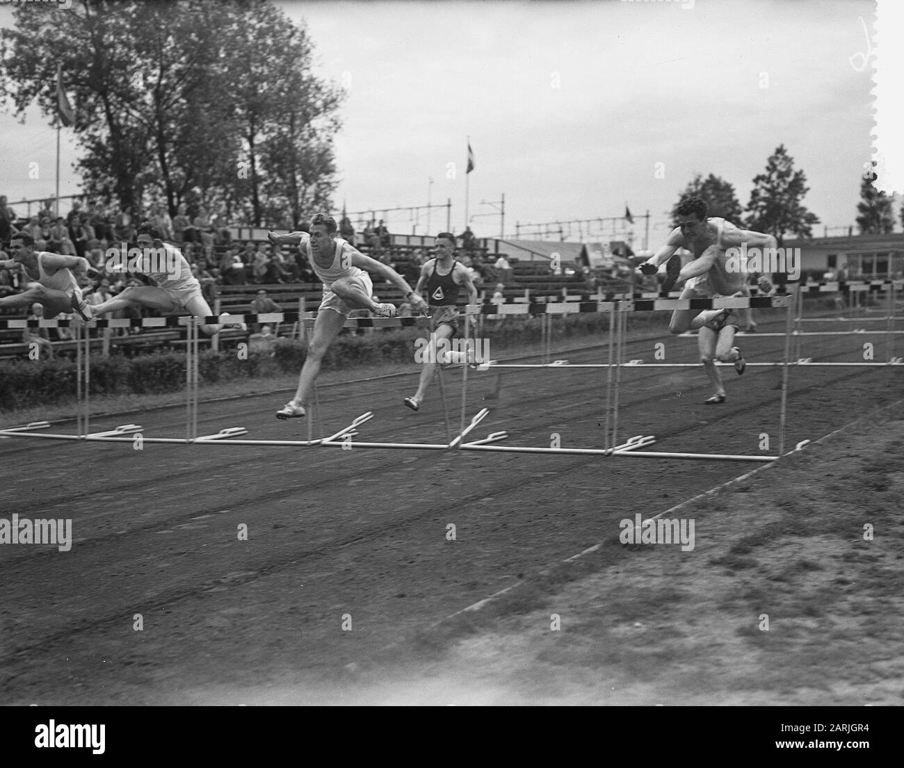 Internationaler Leichtathletik-Wettbewerb Pro Patria Rotterdam, 110 m Hürden Männer Datum: 3. Juli 1955 Ort: Rotterdam, Zuid-Holland Schlagwörter: Leichtathletik, Sportname: Pro Patria Stockfoto