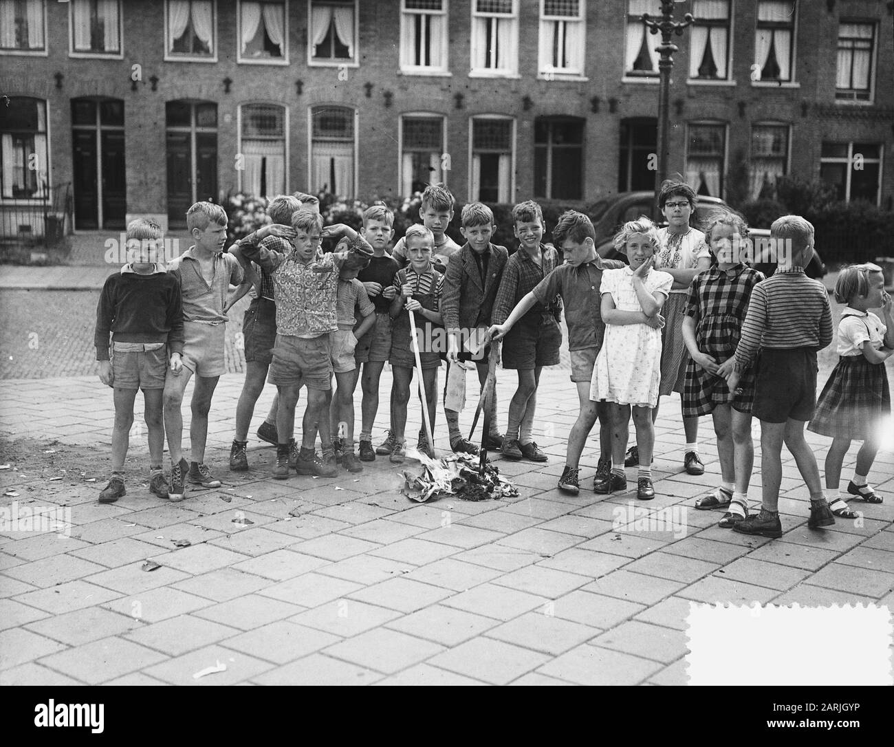 Herztag in Amsterdam, Dapperbuurt, Taschenlauf und Laufdatum: 15. August 1955 Ort: Amsterdam, Noord-Holland Schlüsselwörter: Laufen, ZAKRING, Kinder persönlicher Name: HARTJESDAY Stockfoto