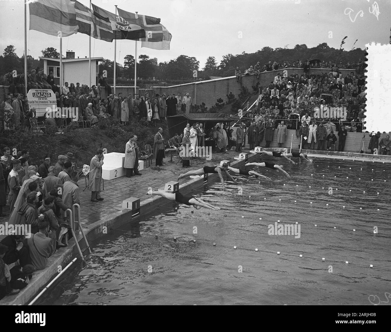 Schwimmmeisterschaft Niederlande Groningen, Start 100 m Schmetterling Datum: 7. August 1955 Ort: Groningen Schlagwörter: Schwimmweltmeisterschaften Stockfoto