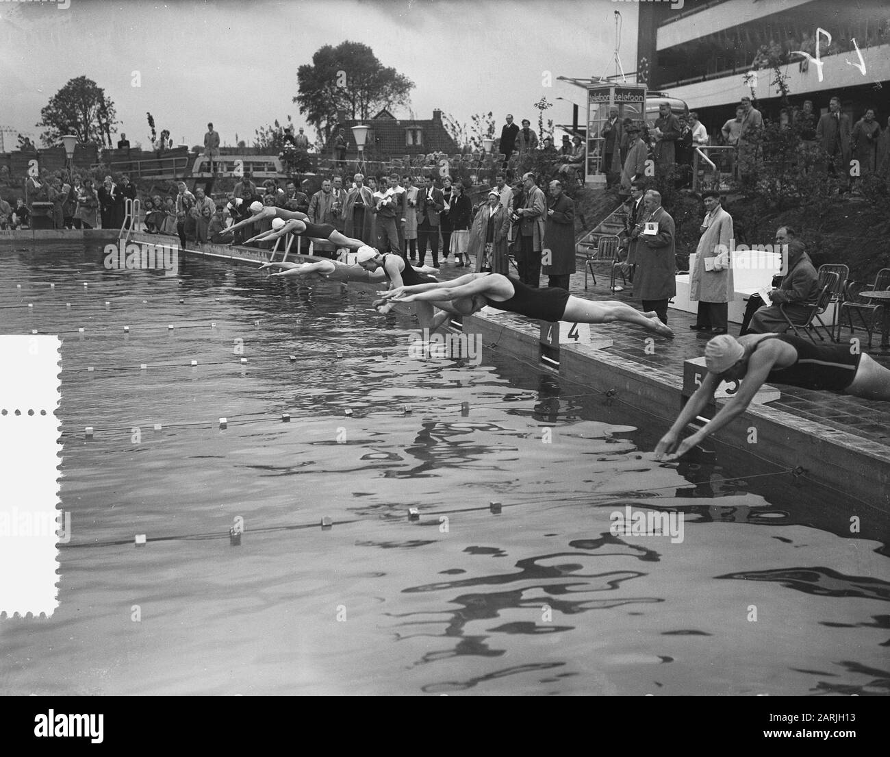 Schwimmmeisterschaft Niederlande Groningen, Start 100 m Freistil Datum: 7. August 1955 Ort: Groningen Schlagwörter: Schwimmweltmeisterschaften Stockfoto