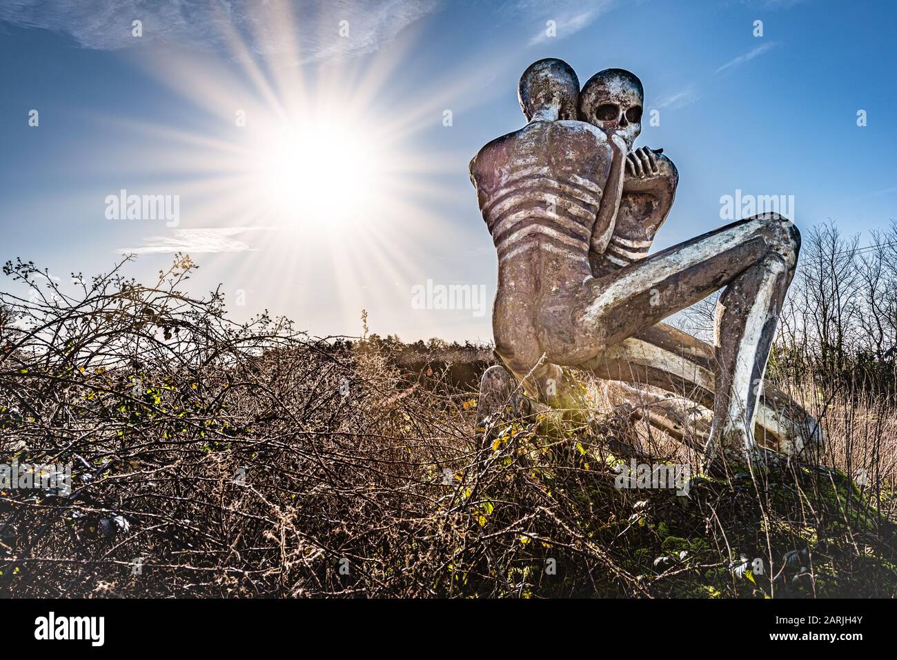 "The Nuba Survival" In einem isolierten Feld in der Nähe einer verfallenen Scheune steht für diese kühle Darstellung der Not der Nuba-Völker im Sudan. Stockfoto