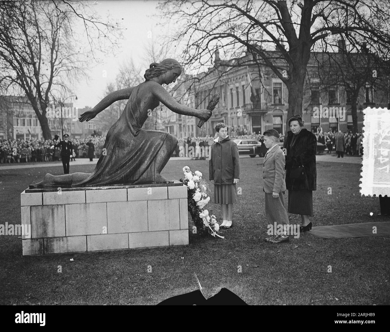 Arbeitsbesuch der Königin zu Drenthe Datum: 18. November 1955 Ort: Drenthe Schlüsselwörter: Königin, Statuen, Kränze, Arbeitsbesuche persönlicher Name: Juliana, Königin Stockfoto