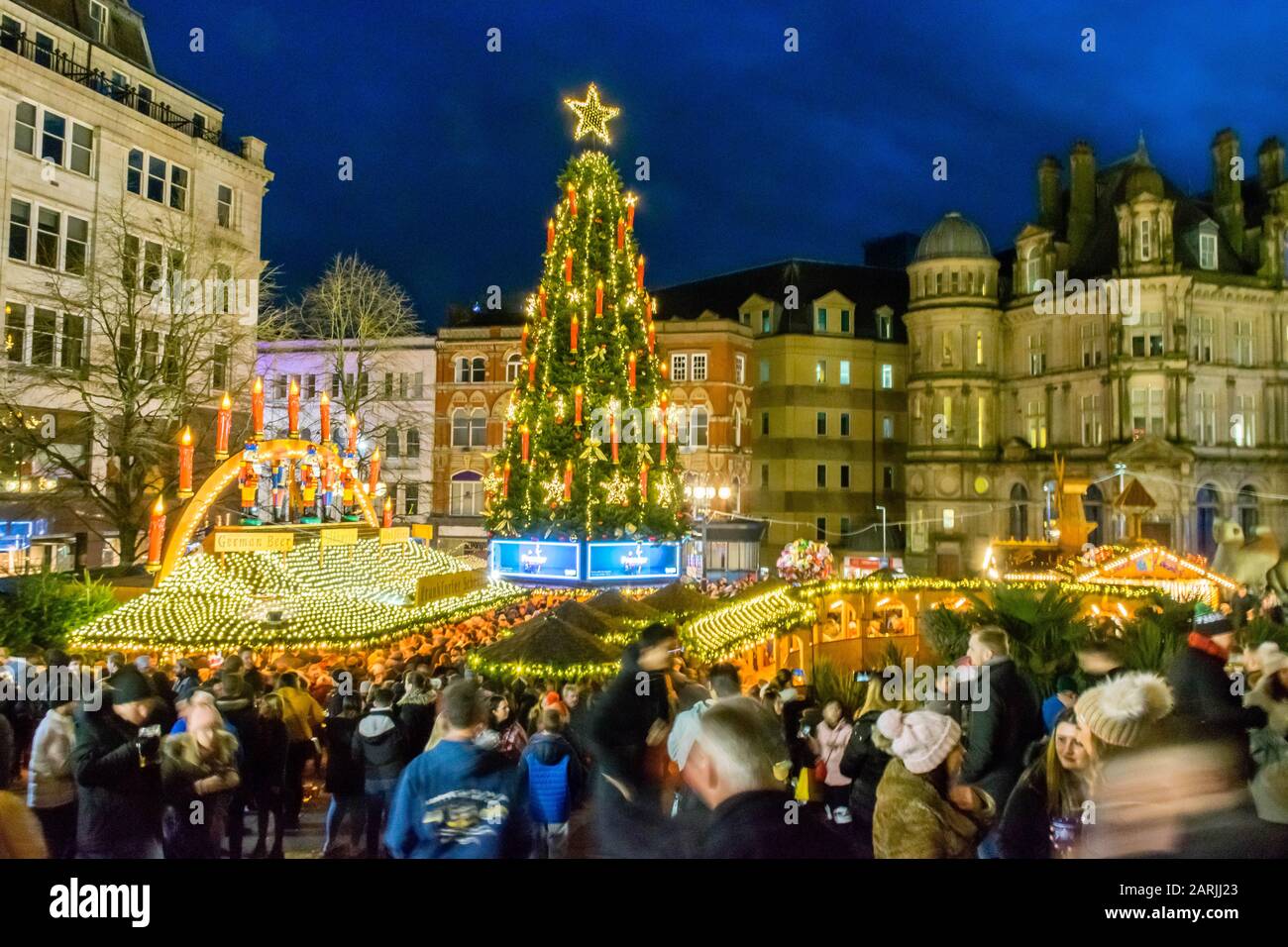 Weihnachtsmarkt im Stadtzentrum von Birmingham in der Nacht Stockfoto
