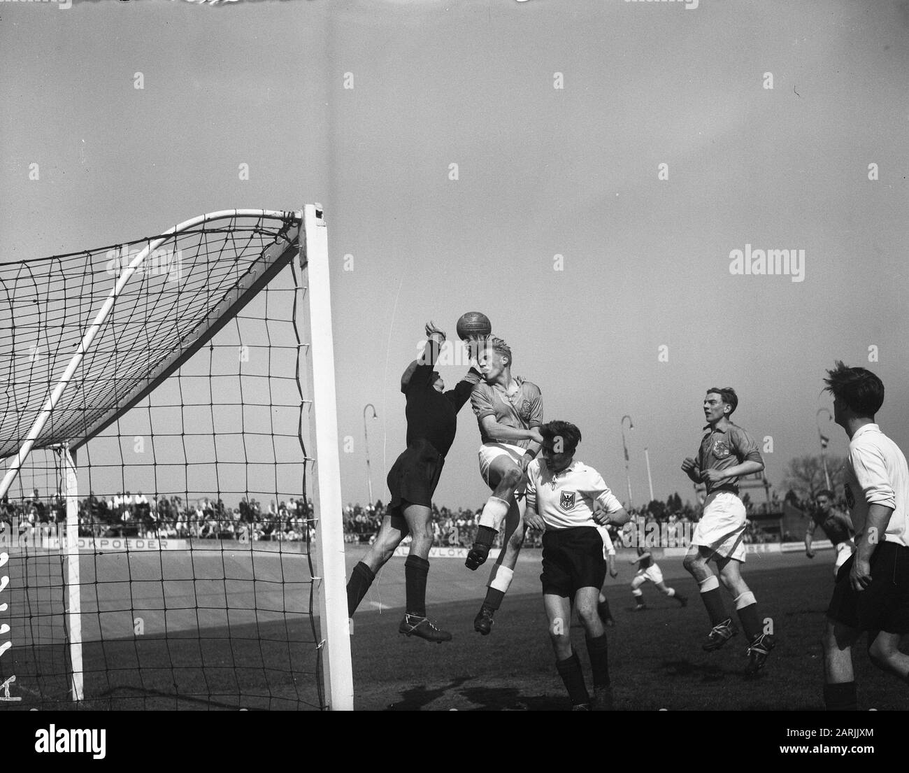 Internationales Fußball-Jugend-Turnier Nieuw Oisterwijk 3-1 Niederländisches Jeugdelftal Datum: 17. april 1949 Schlagwörter: Sport, Fußball Stockfoto