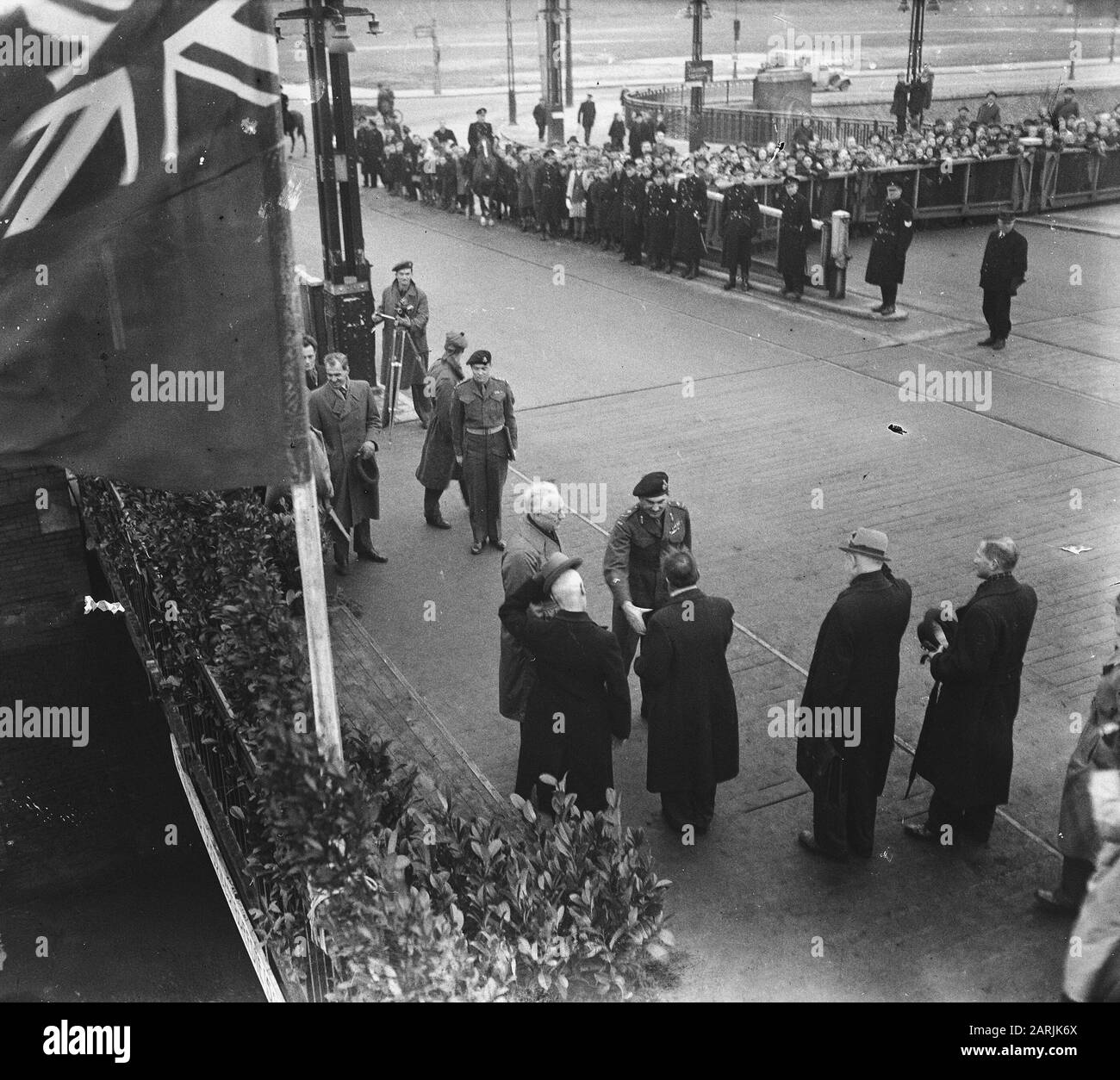 General Simonds und Mayor De Boer auf der Berlage Bridge Annotation: General Guy Simmonds war Kommandeur des Canadian 2nd Army Corps. Datum: 28.Dezember 1945 Ort: Amsterdam, Noord-Holland Schlüsselwörter: Bürgermeister, Soldaten, Offiziere Personenname: Bauer, F. de, Simonds, Guy Stockfoto