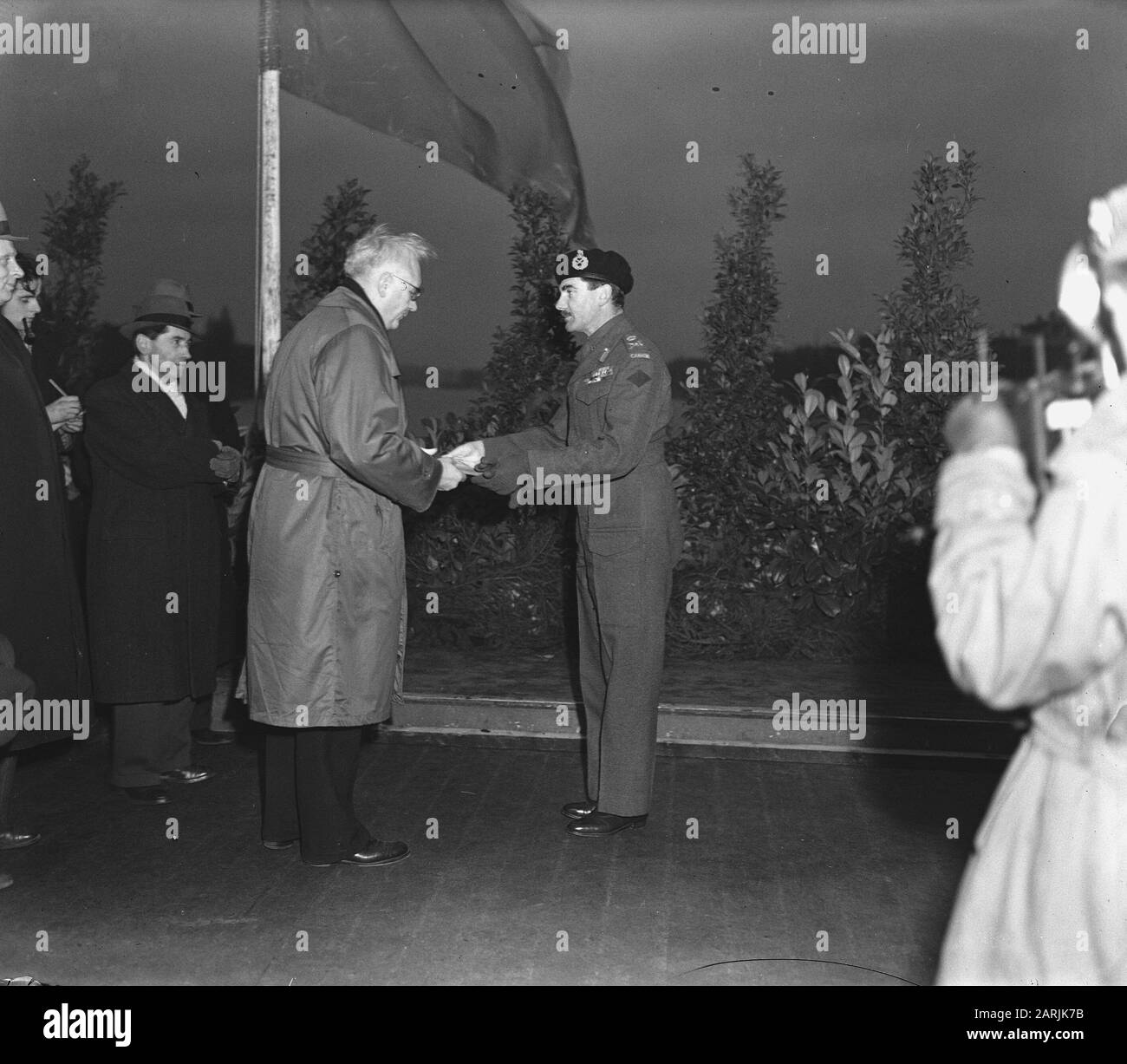 General Simonds und Mayor De Boer auf der Berlage Bridge Annotation: General Guy Simonds war Kommandeur des Canadian 2nd Army Corps. Datum: 28.Dezember 1945 Ort: Amsterdam, Noord-Holland Schlüsselwörter: Bürgermeister, Generäle Personenname: Bauer, F. de, Simonds, Guy Stockfoto