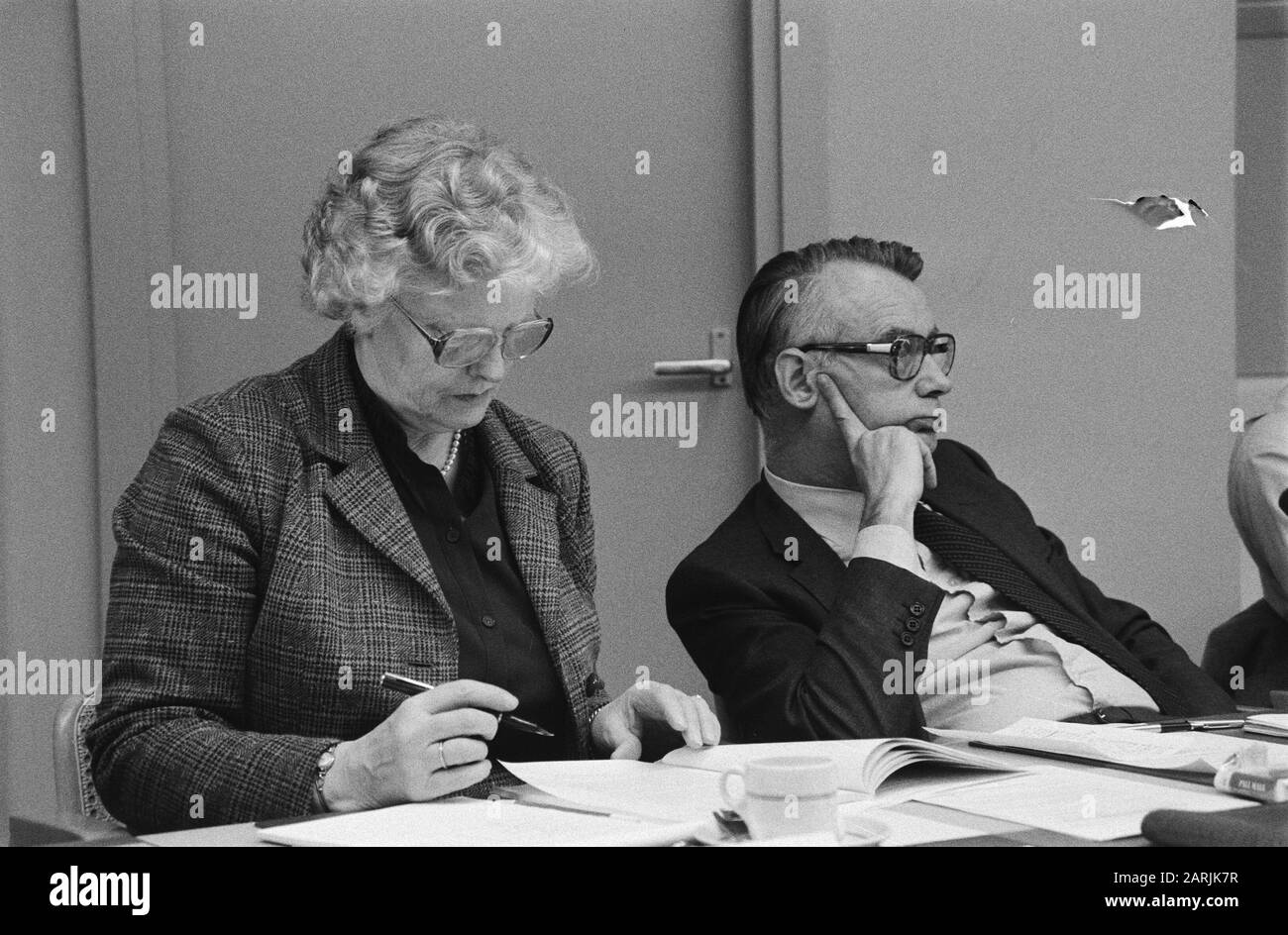 Sitzung der ständigen Kammer für Gesundheit und Bildung und Wissenschaft über Smallenbroek-Mittel und Aufgabe und Position Akademische Krankenhäuser Datum: 11. März 1981 Schlüsselwörter: Sitzungen Stockfoto