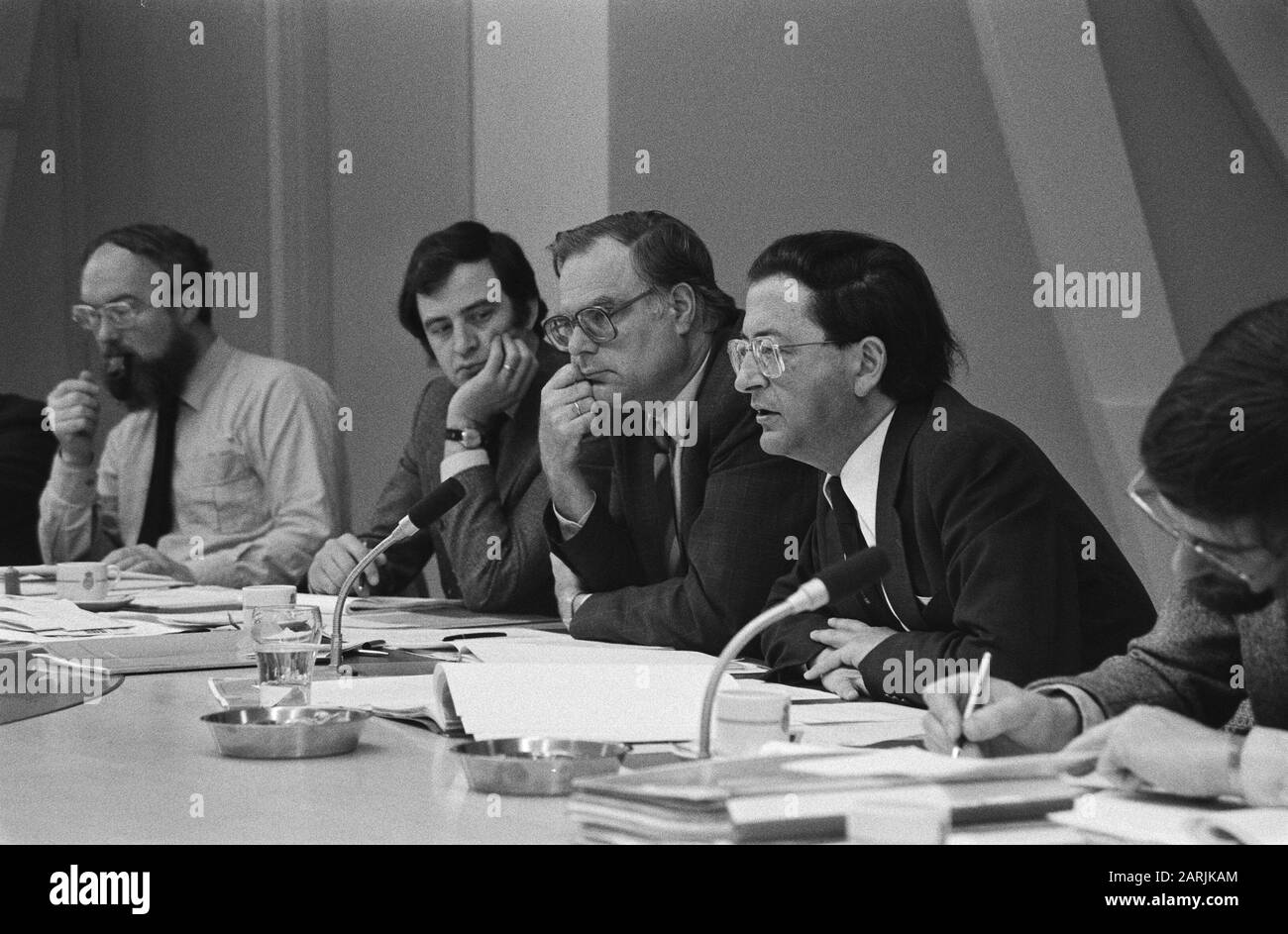 Sitzung der ständigen Kammer für Gesundheit und Bildung und Wissenschaft über Smallenbroek-Mittel und Aufgabe und Position Akademische Krankenhäuser Datum: 11. März 1981 Schlüsselwörter: Sitzungen persönlicher Name: Ooijen, David van Stockfoto