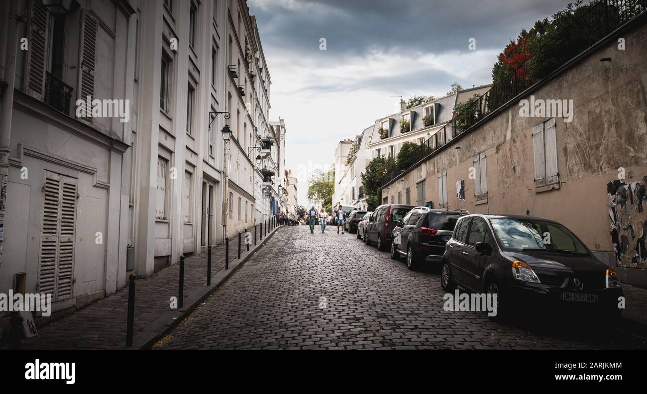 Paris, Frankreich - 6. Oktober 2018: Menschen ziehen einen Herbsttag auf der berühmten Straße des Montmartre Viertels Stockfoto
