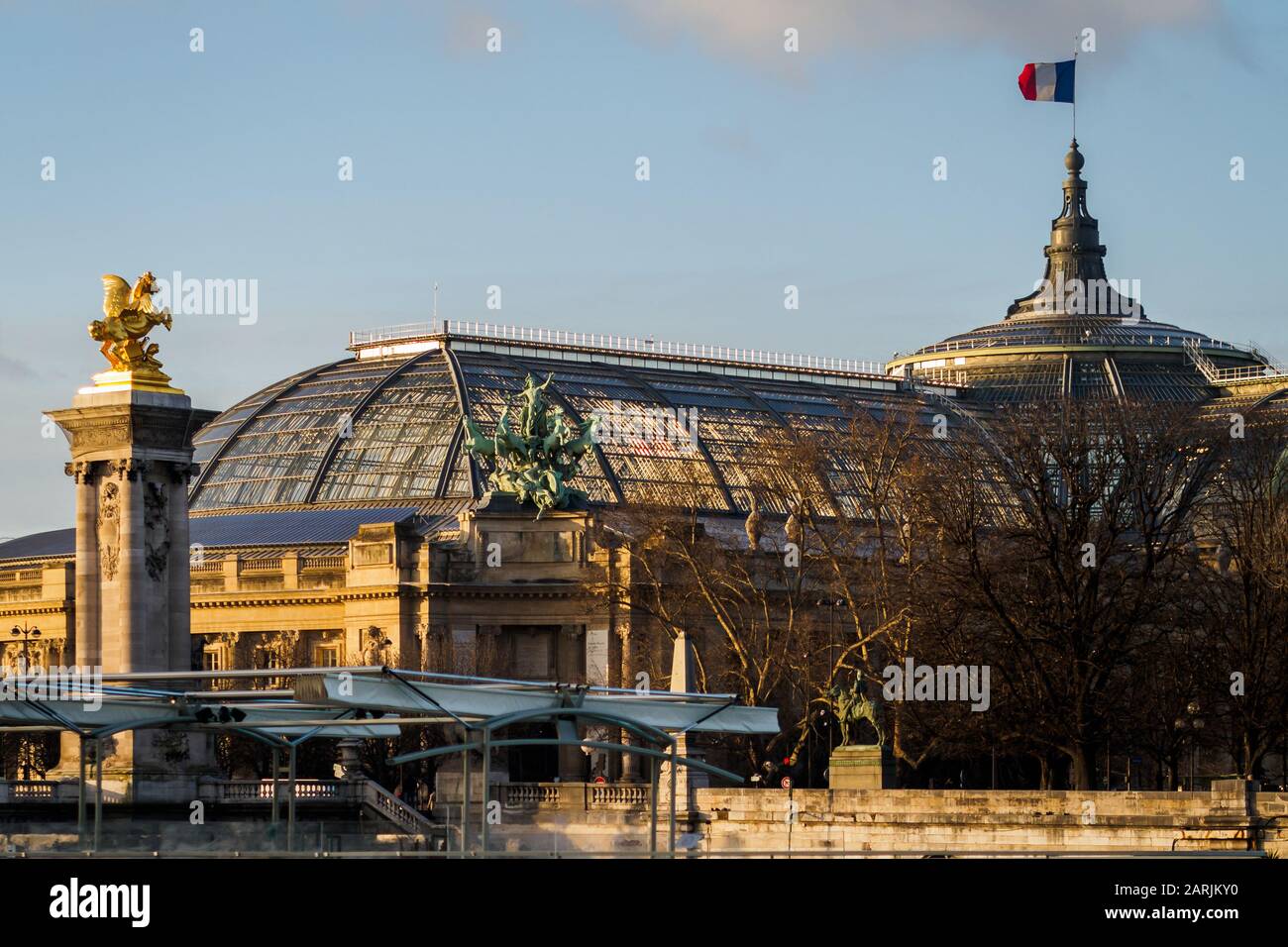 Die riesige und schöne Brücke Alexander III. Und Grand Palais in Paris Stockfoto