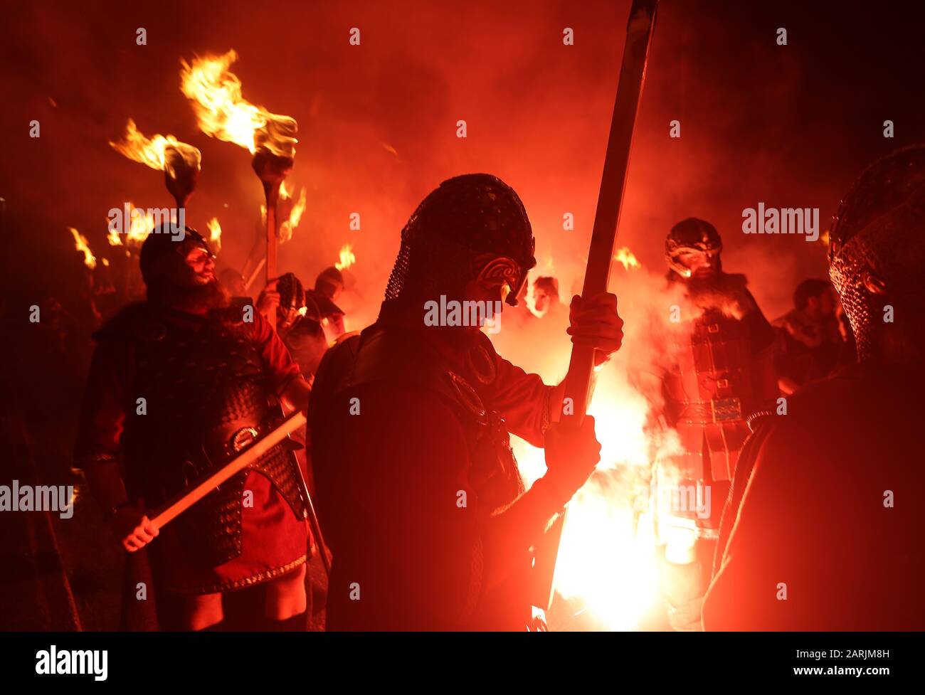 Mitglieder der Jarl Squad in Lerwick auf den Shetland-Inseln während des "Up Helly Aa Viking"-Festivals. Das in den 1880er Jahren stammende Festival feiert Shetlands nordisches Erbe. Stockfoto