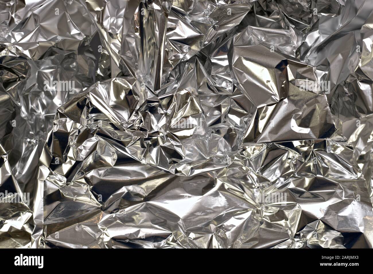 Eine zerknitterte, schlaffe Aluminiumfolie als Hintergrund. Stockfoto