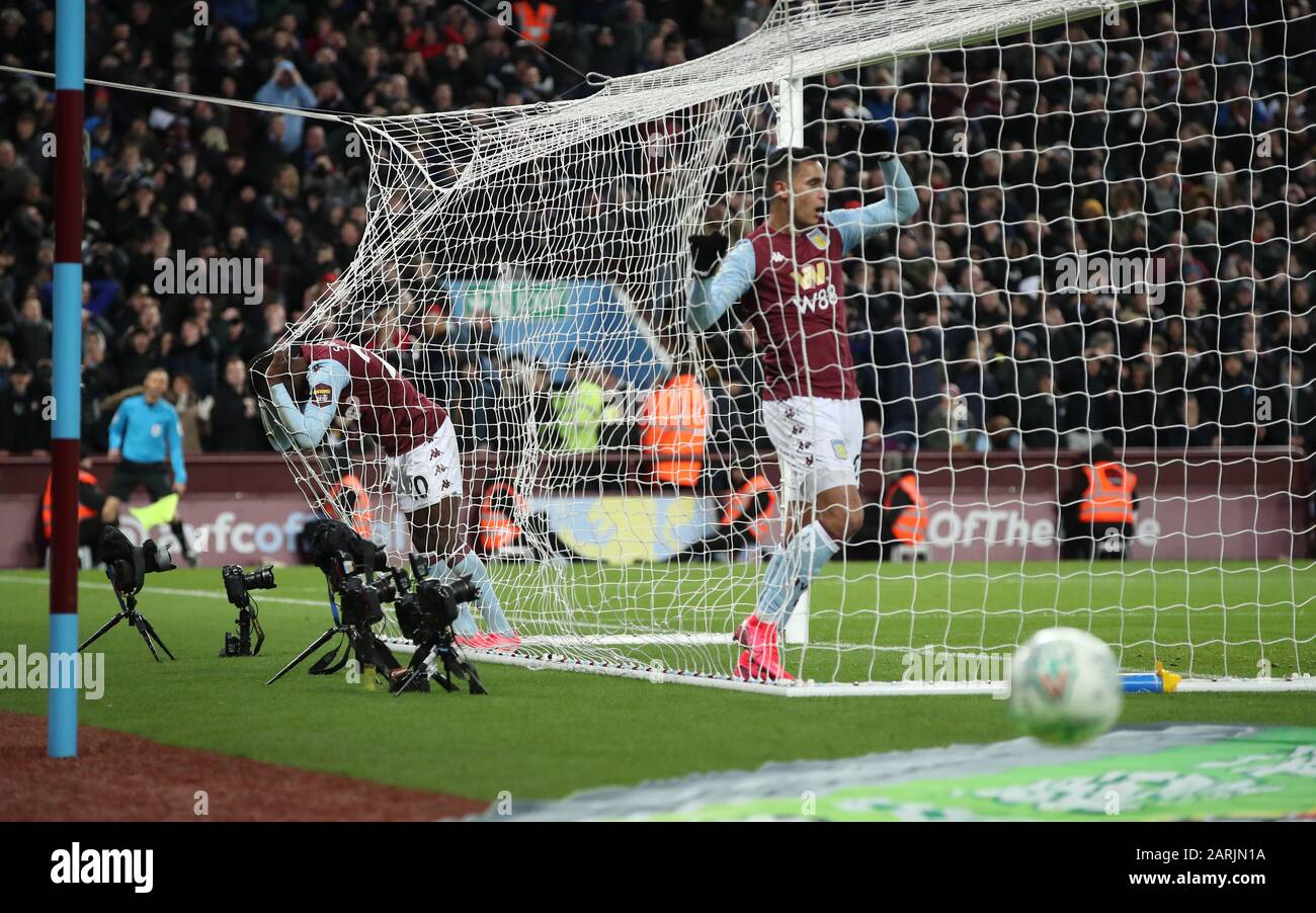 Die Mbwana Samatta und Anwar El Ghazi von Aston Villa reagieren während des Carabao Cup Halbfinales, Rückspiel in Villa Park, Birmingham. Stockfoto