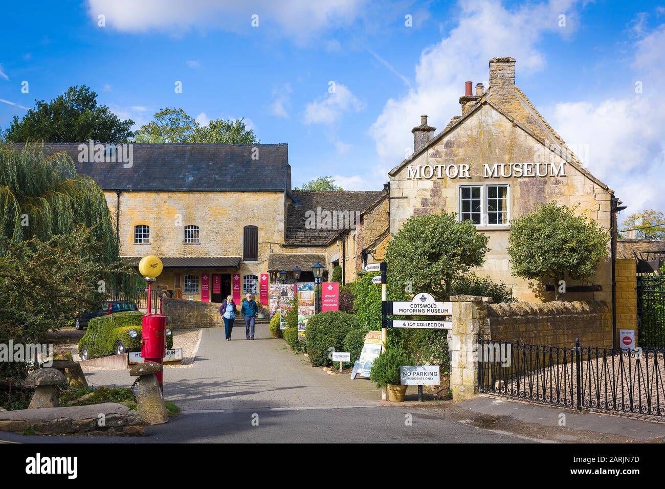 Das Motor Museum im Cotswold-Dorf Bourton-on-the-Water ist eine der wichtigsten Touristenattraktionen. Stockfoto
