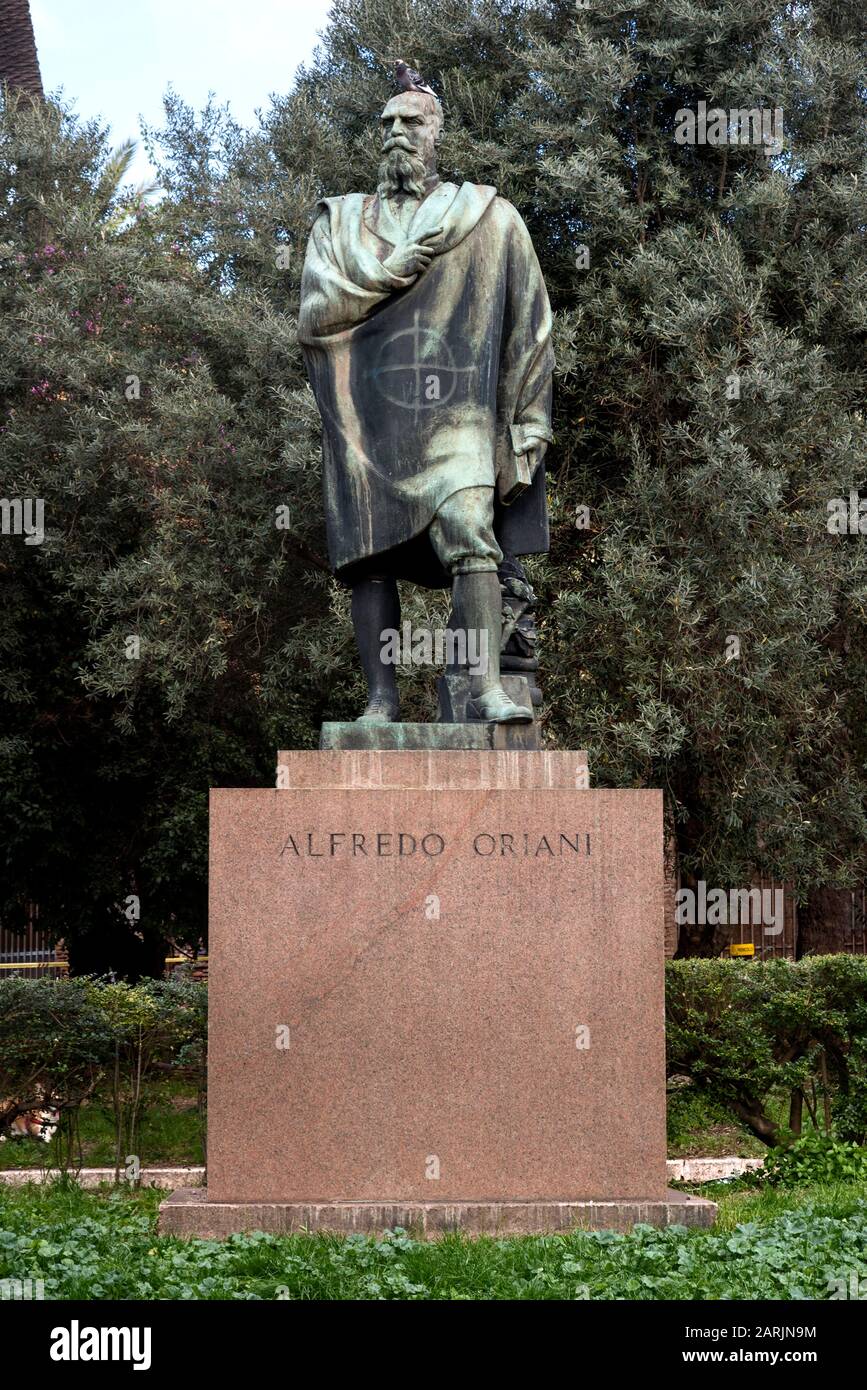 Statue von Alfredo Oriani, italienischer Autor, Schriftsteller und Gesellschaftskritiker, in Parco del Colle Oppio, Rom, Italien. Stockfoto