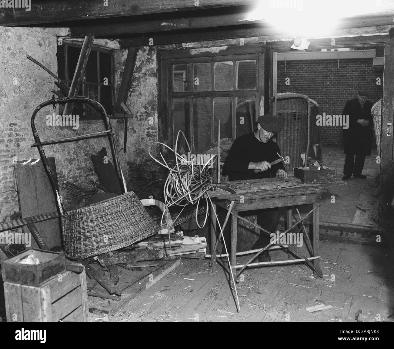 Zandvoort bereitet sich vor. Liegen Matten Datum: 23. Februar 1948 Ort: Noord-Holland, Zandvoort Schlüsselwörter: Handwerk Stockfoto