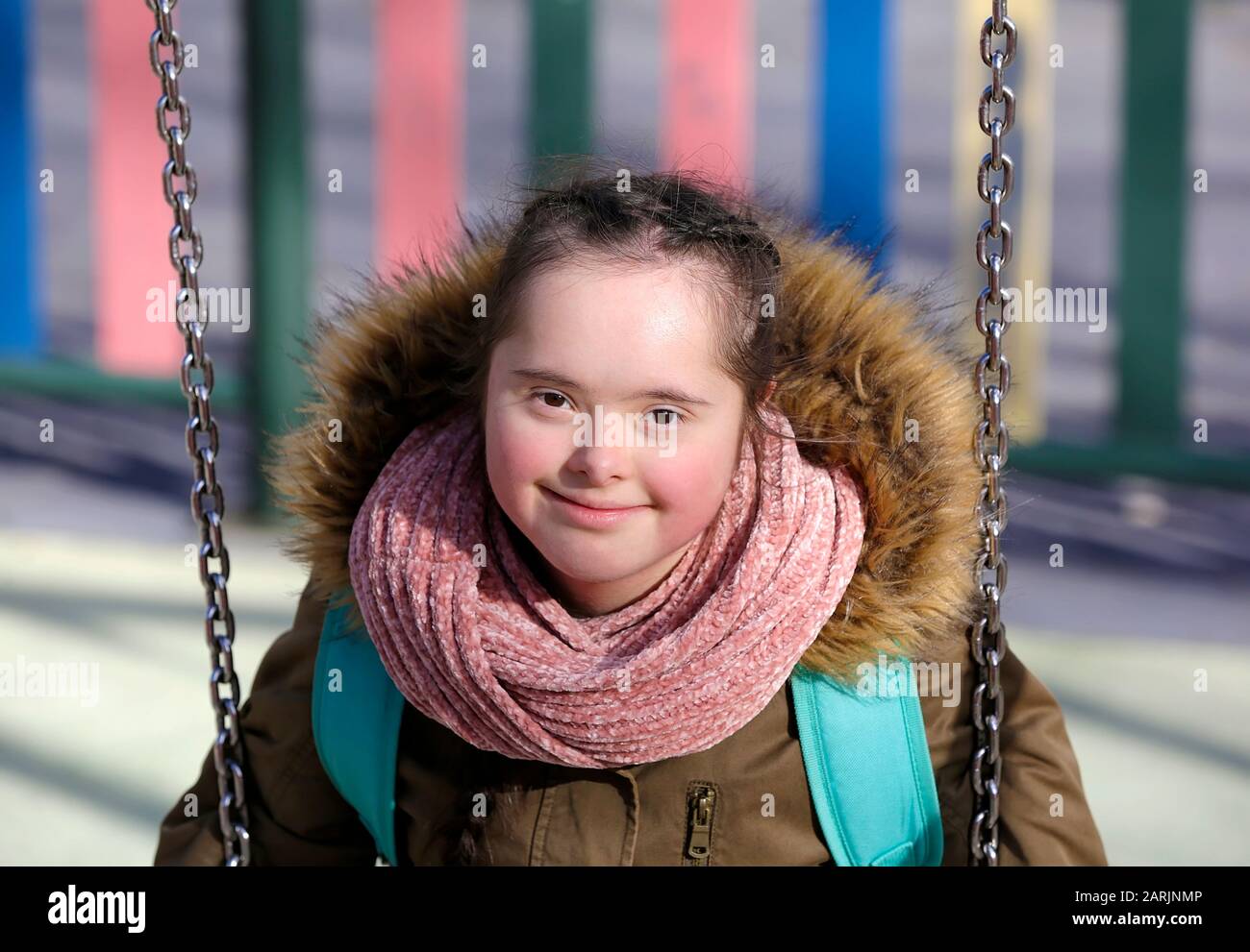 Nettes Mädchen, das auf dem Spielhügel Spaß hat Stockfoto