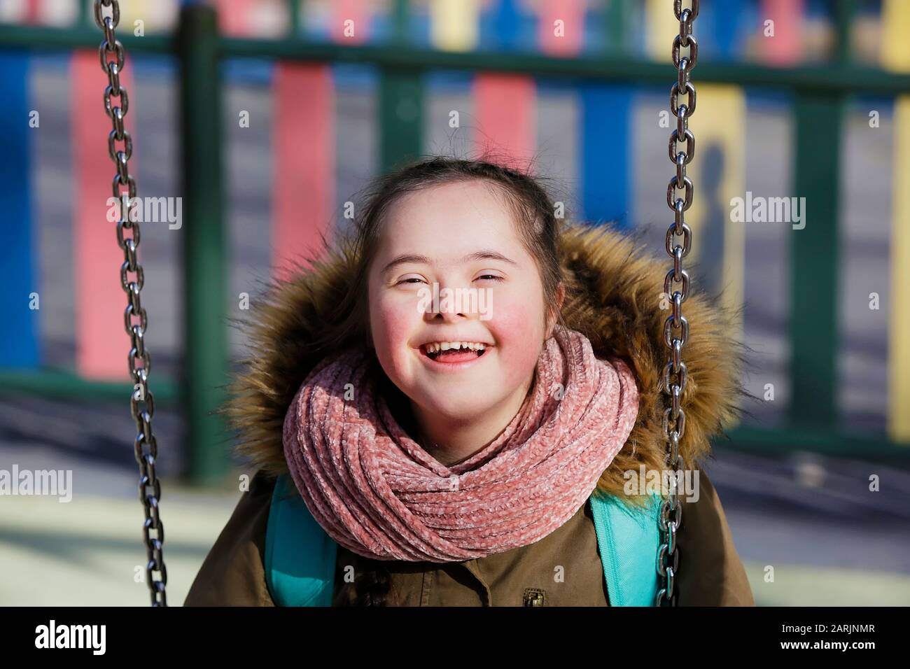 Nettes Mädchen, das auf dem Spielhügel Spaß hat Stockfoto