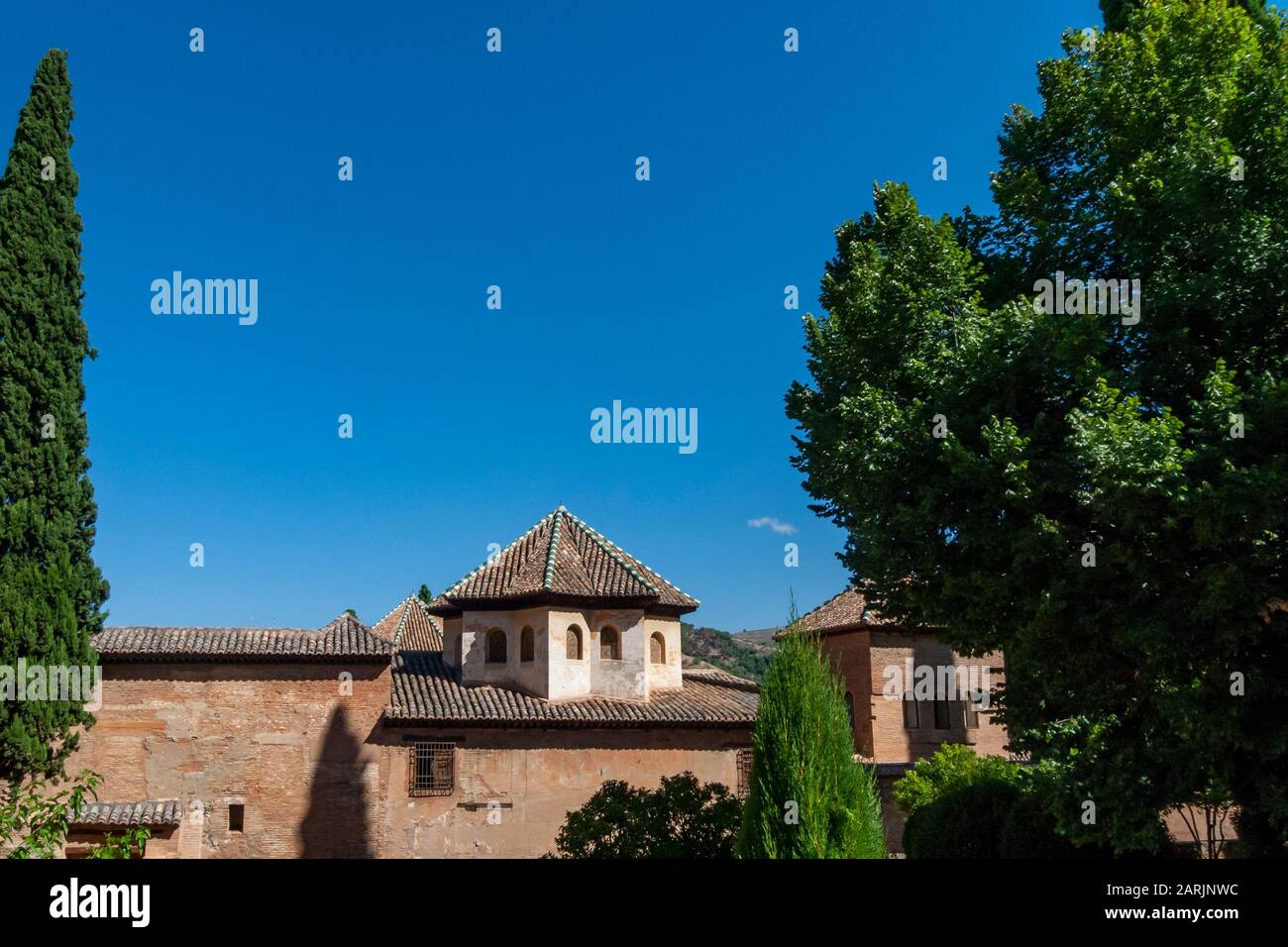 Die Alhambra, eines der einzigen Beispiele für einen intakten maurischen Palast der Welt, ist ein wichtiger Anziehpunkt für den Tourismus in Granada, Spanien. Stockfoto