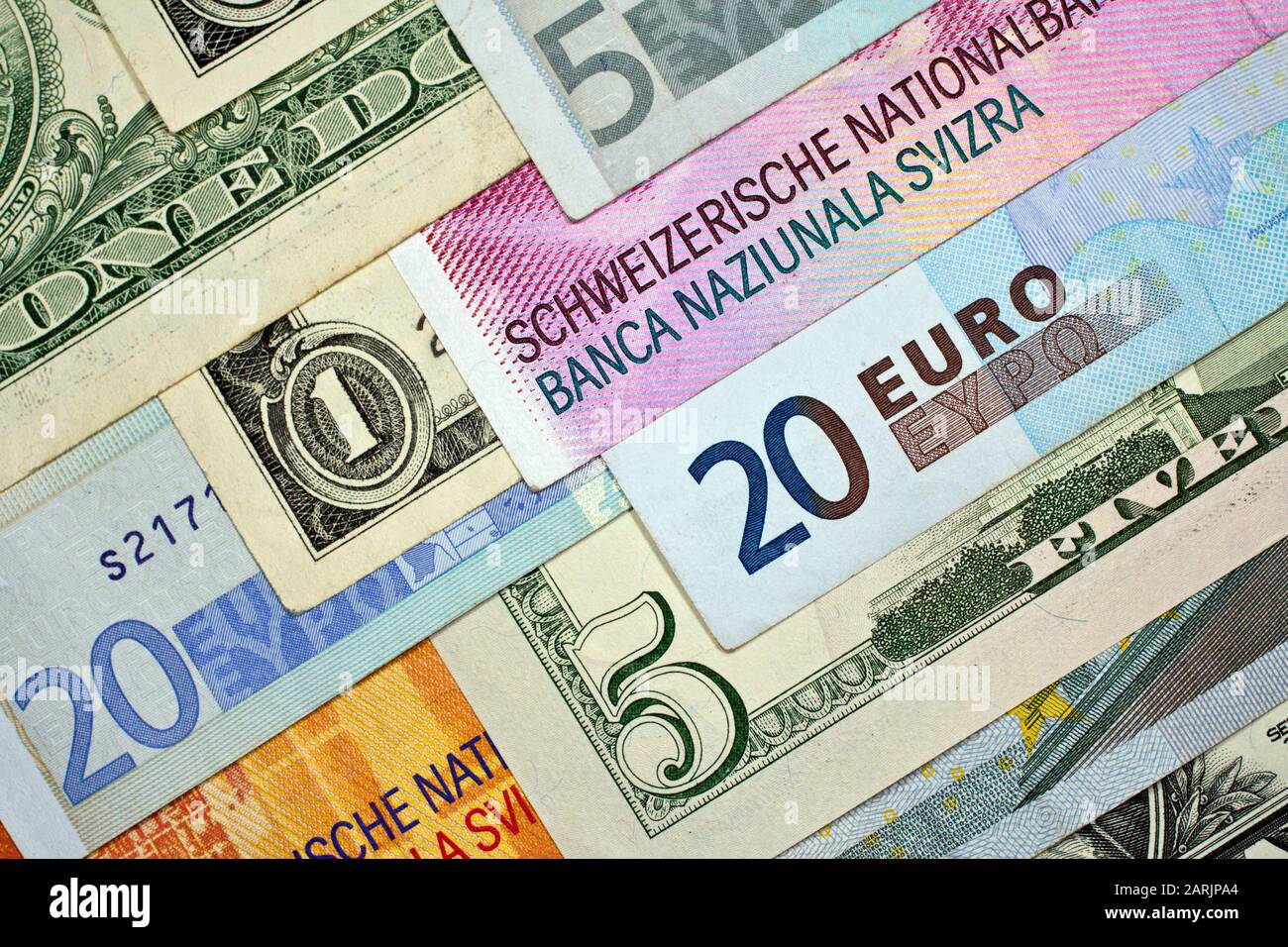 Stapel verschiedener Euro-, US-Dollar- und Schweizer Franken-Banknoten Stockfoto