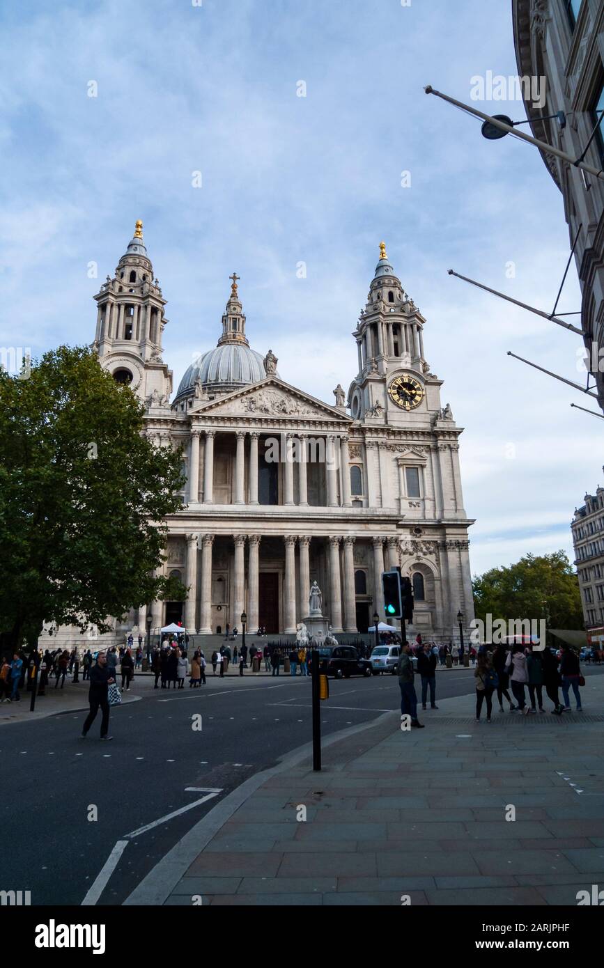 Die Fassade von Saint Paul's Cathedral und Fleet Street an einem geschäftigen Sommertag in London, England, Großbritannien. Stockfoto