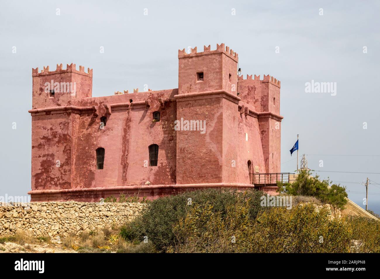 Der Red Tower, auch bekannt als Saint Agatha's Tower oder Mellieħa Tower, Marfa Ridge, Mellieħa, Malta Stockfoto