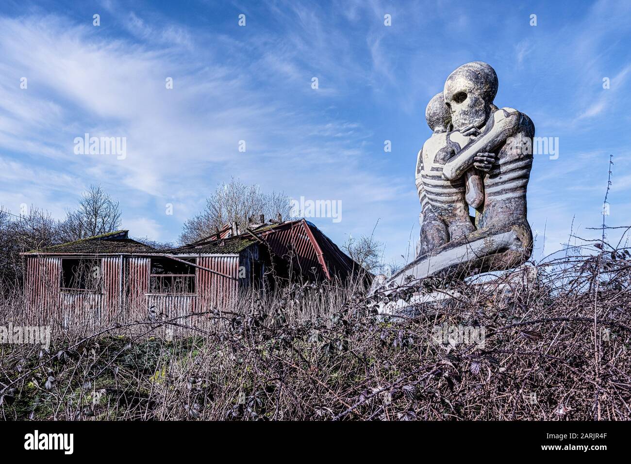 "The Nuba Survival" In einem isolierten Feld in der Nähe einer verfallenen Scheune steht für diese kühle Darstellung der Not der Nuba-Völker im Sudan. Stockfoto