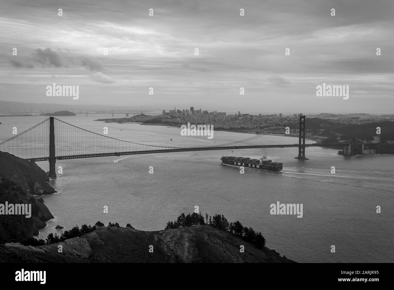 San Francisco, Kalifornien, United Sates of America - 14. Januar 2016: EIN Containerschiff kommt an einem stürmischen grauen Tag in San Francisco an. Stockfoto