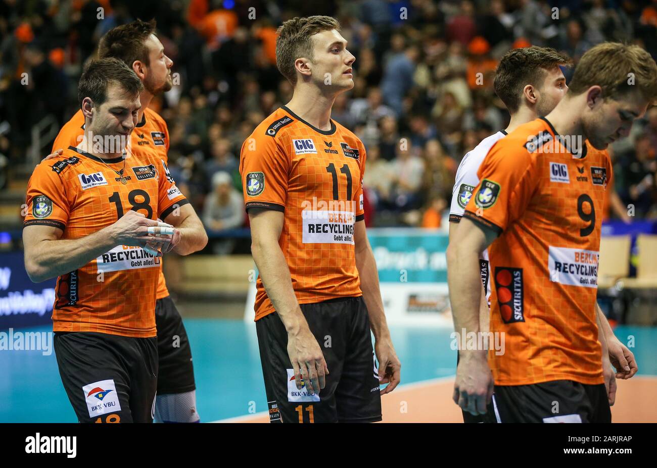 Berlin, Deutschland. Januar 2020. Volleyball, Männer: Champions League, Berlin Volleys - Fakel Nowy Urengoi, 4. Runde, Gruppe B, 4. Spieltag, Max-Schmeling-Halle. BR Volleys Pierre Pujol (l-r), Georg Klein, Cody Kessel, Julian Zenger und JT Hatch verlassen das Feld enttäuscht. Kredit: Andreas Gora / dpa / Alamy Live News Stockfoto