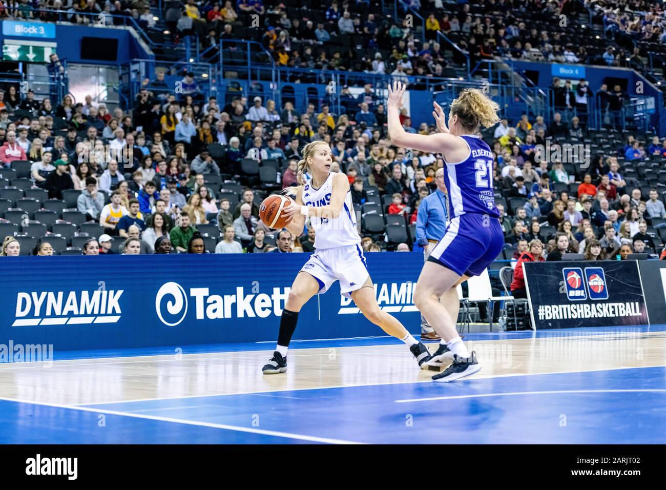 Birmingham, Großbritannien, 26/01/2020. WBBL: Cup-Finale im Arena Birmingham WomenÕs Cup-Finale mit Sevenoaks Sun Beat Durham Palatinates dominiert das Spiel von Anfang an. Sevenoaks Suns; Judit Fritz (15) sucht einen Teamkollegen, während Durham Palatinates' Kara Elderkin (21) verteidigt. (C)pmgImaging Stockfoto