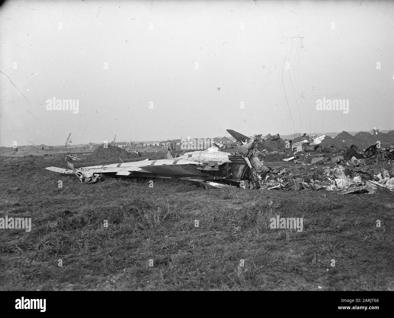 Flugunfall Schiphol. KLM Douglas C47 PH-TB; Die Überreste des völlig zerstörten Flugzeugs Datum: 15. November 1946 Standort: Noord-Holland, Schiphol Schlüsselwörter: Luftfahrt, Unfälle, Flugzeugeinrichtung Name: KLM Stockfoto