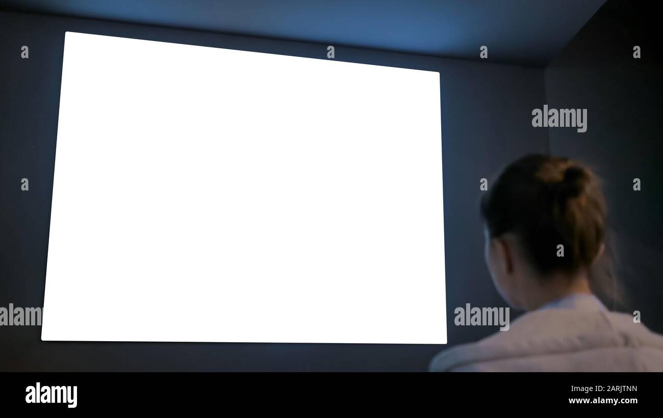 Frau auf der Suche nach großen leeren weißen Bildschirm-isolierte Konzept Stockfoto
