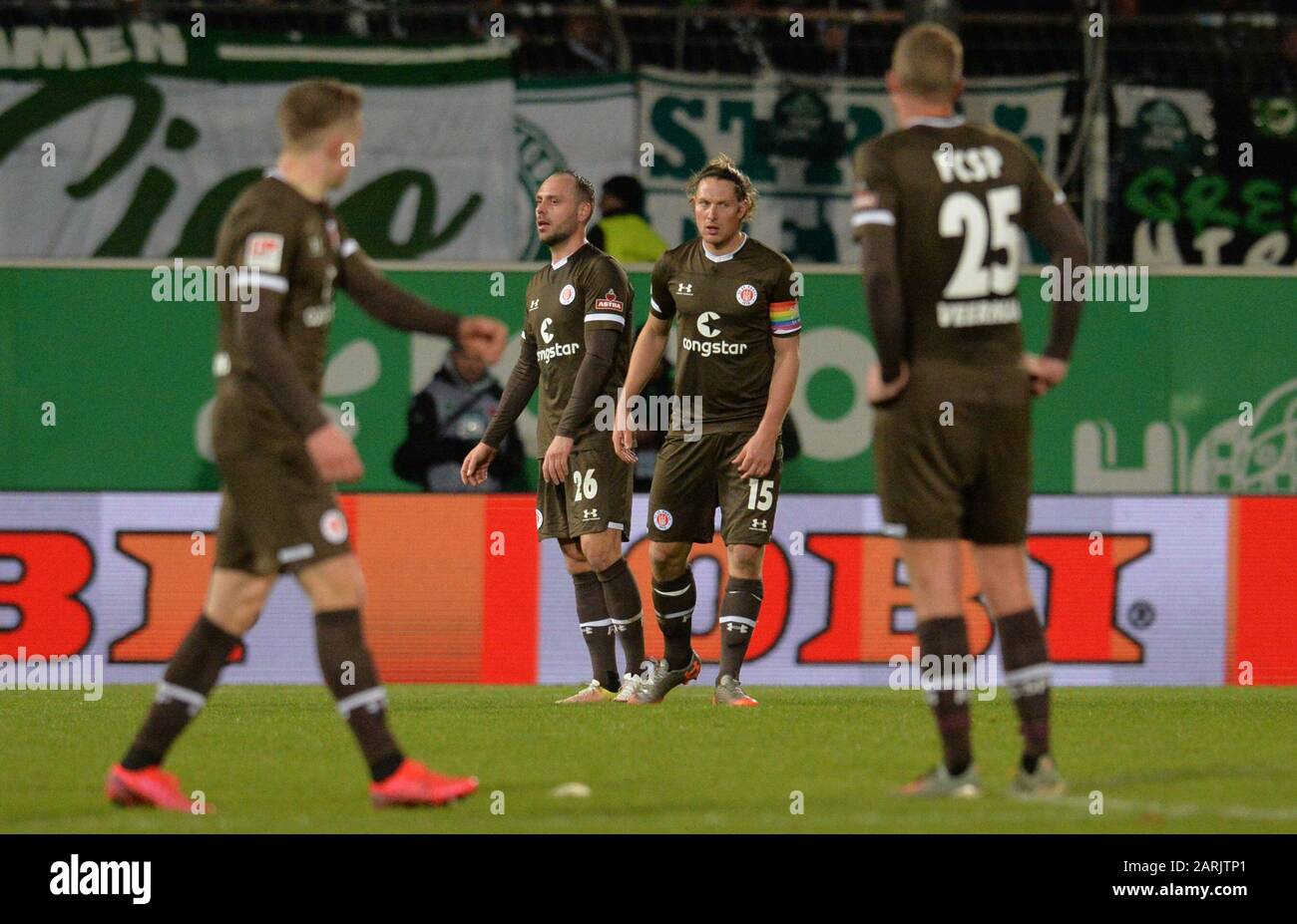 28. Januar 2020, Bayern, Fürth: Fußball: 2. Bundesliga, SpVgg Greuther Fürth - FC St. Pauli, 19. Spieltag im Sportpark Ronhof. Rico Benatelli, Daniel Buballa und Henk Veerman (l-r) aus Pauli stehen nach dem Spiel auf dem Rasen. Das Spiel endete 3:0. Foto: Timm Schamberger / dpa - WICHTIGER HINWEIS: Gemäß den Vorschriften der DFL Deutsche Fußball Liga und des DFB Deutscher Fußball-Bund ist es verboten, im Stadion und/oder aus dem fotografierten Spiel in Form von Sequenzbildern und/oder videoähnlichen Fotoserien auszunutzen oder auszunutzen. Stockfoto