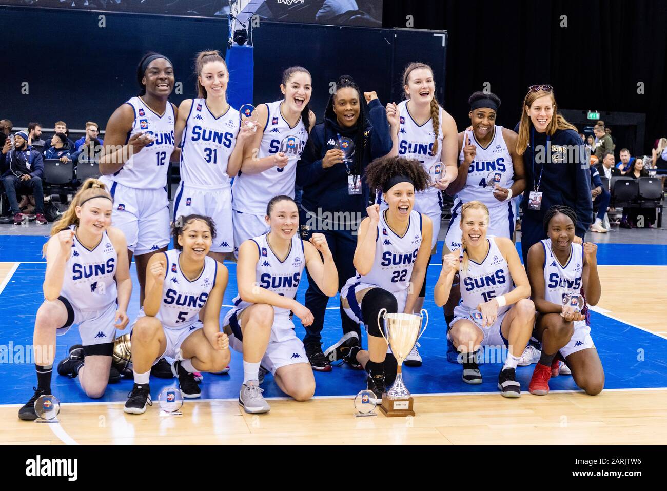 Birmingham, Großbritannien, 26/01/2020. WBBL: Cup-Finale im Arena Birmingham WomenÕs Cup-Finale mit Sevenoaks Sun Beat Durham Palatinates dominiert das Spiel von Anfang an. Sevenoaks Sun Team Izzy Wood (04), Asha Andrews (05), Chier Deng (07), Renee Busch (08), Julia Kooppl (09), Janice Monakana (14), judit Fritz (15), Ta'yani Clark (20), Cat Carr (22), Irene Garrido-Perez (14), Jay Lofata (44) und Coach (44). (C)pmgImaging Stockfoto