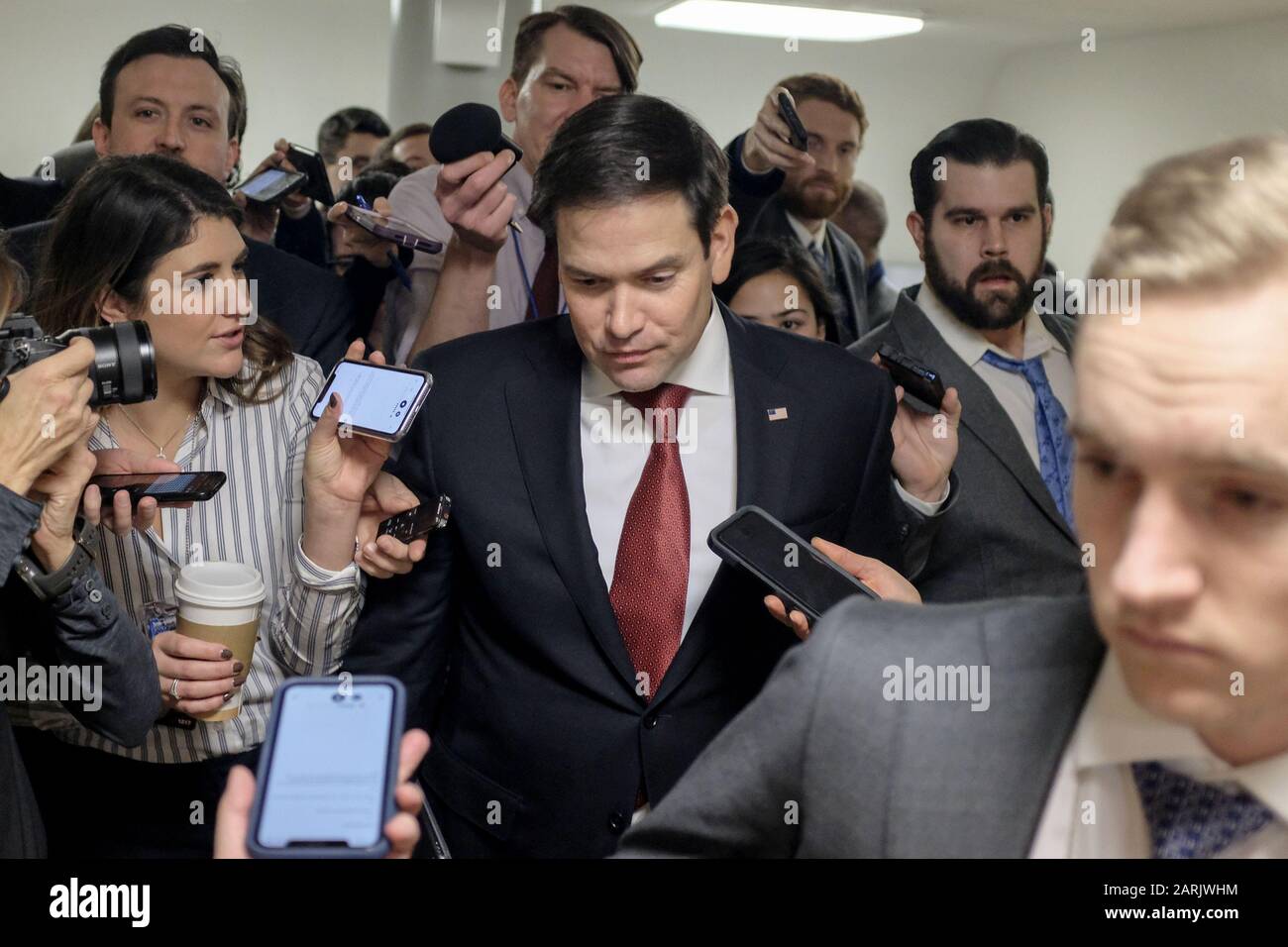 Washington, Vereinigte Staaten. Januar 2020. Senator Marco Rubio, R-FL, spricht am Dienstag, 28. Januar 2020, mit Medienmitgliedern auf dem Kapitol. Das Amtsenthebungsverteidigungsteam von Präsident Trump hat sich verhüllt und der Prozess wird am Mittwoch fortgesetzt. Foto von Alex Wroblewski/UPI Credit: UPI/Alamy Live News Stockfoto