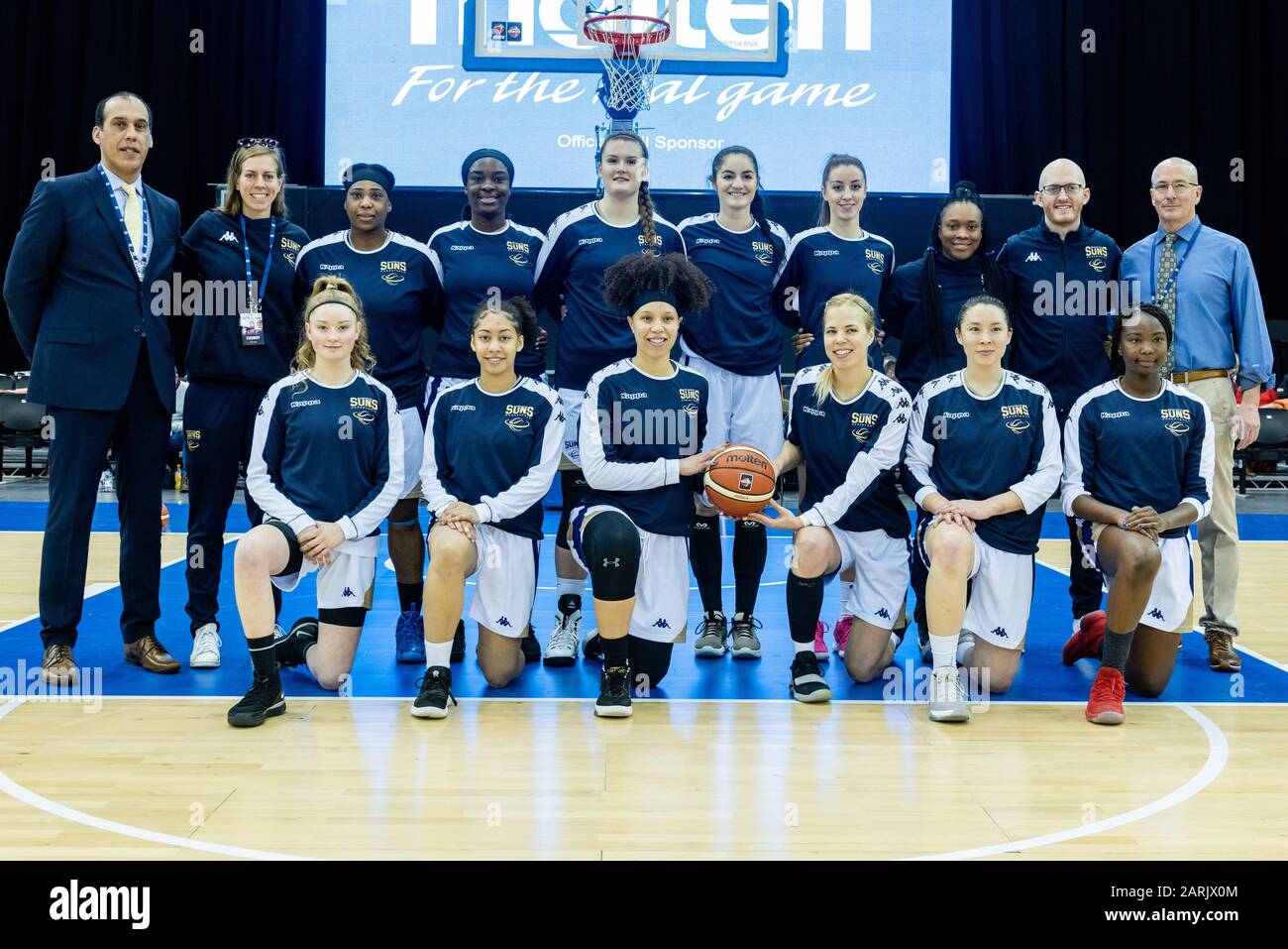 Birmingham, Großbritannien, 26/01/2020. WBBL: Cup-Finale im Arena Birmingham WomenÕs Cup-Finale mit Sevenoaks Sun Beat Durham Palatinates dominiert das Spiel von Anfang an. Sevenoaks Sun Team Izzy Wood (04), Asha Andrews (05), Chier Deng (07), Renee Busch (08), Julia Kooppl (09), Janice Monakana (14), judit Fritz (15), Ta'yani Clark (20), Cat Carr (22), Irene Garrido-Perez (14), Jay Busch (44) und Coach Õ. (C)pmgImaging Stockfoto