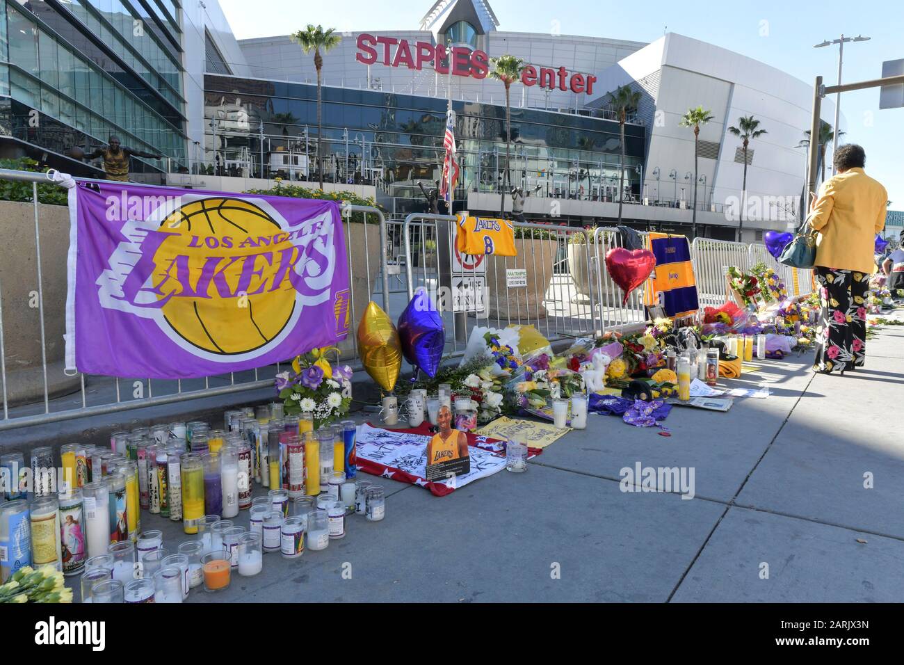 Las Vegas, NV, USA. Januar 2020. Atmosphäre Los Angeles Laker Fans versammeln sich, um Kobe am 28. Januar 2020 im Staples Center in Los Angeles, CA zu betrauern. Kredit: Damairs Carter/Media Punch/Alamy Live News Stockfoto