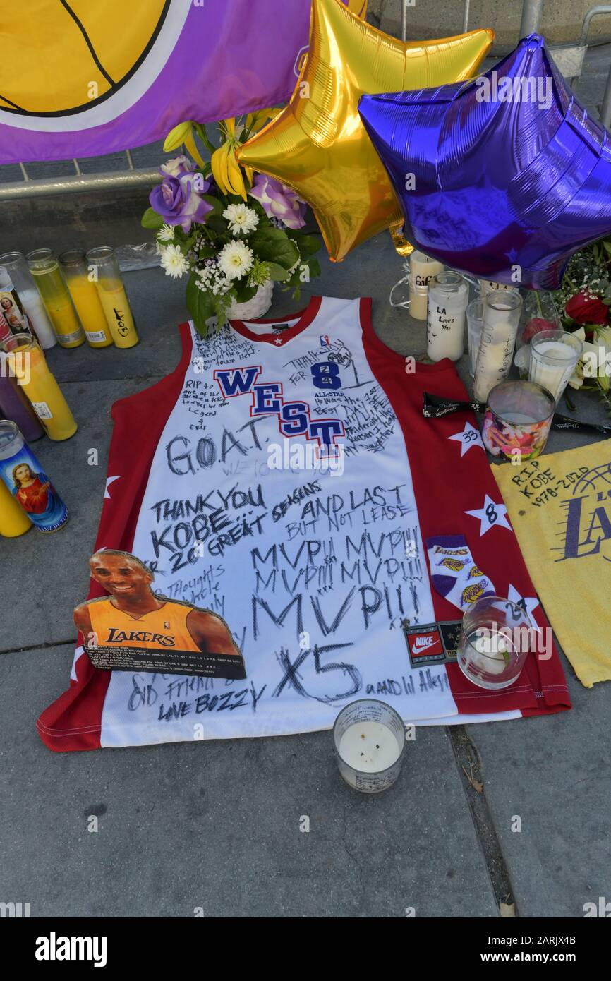 Las Vegas, NV, USA. Januar 2020. Atmosphäre Los Angeles Laker Fans versammeln sich, um Kobe am 28. Januar 2020 im Staples Center in Los Angeles, CA zu betrauern. Kredit: Damairs Carter/Media Punch/Alamy Live News Stockfoto