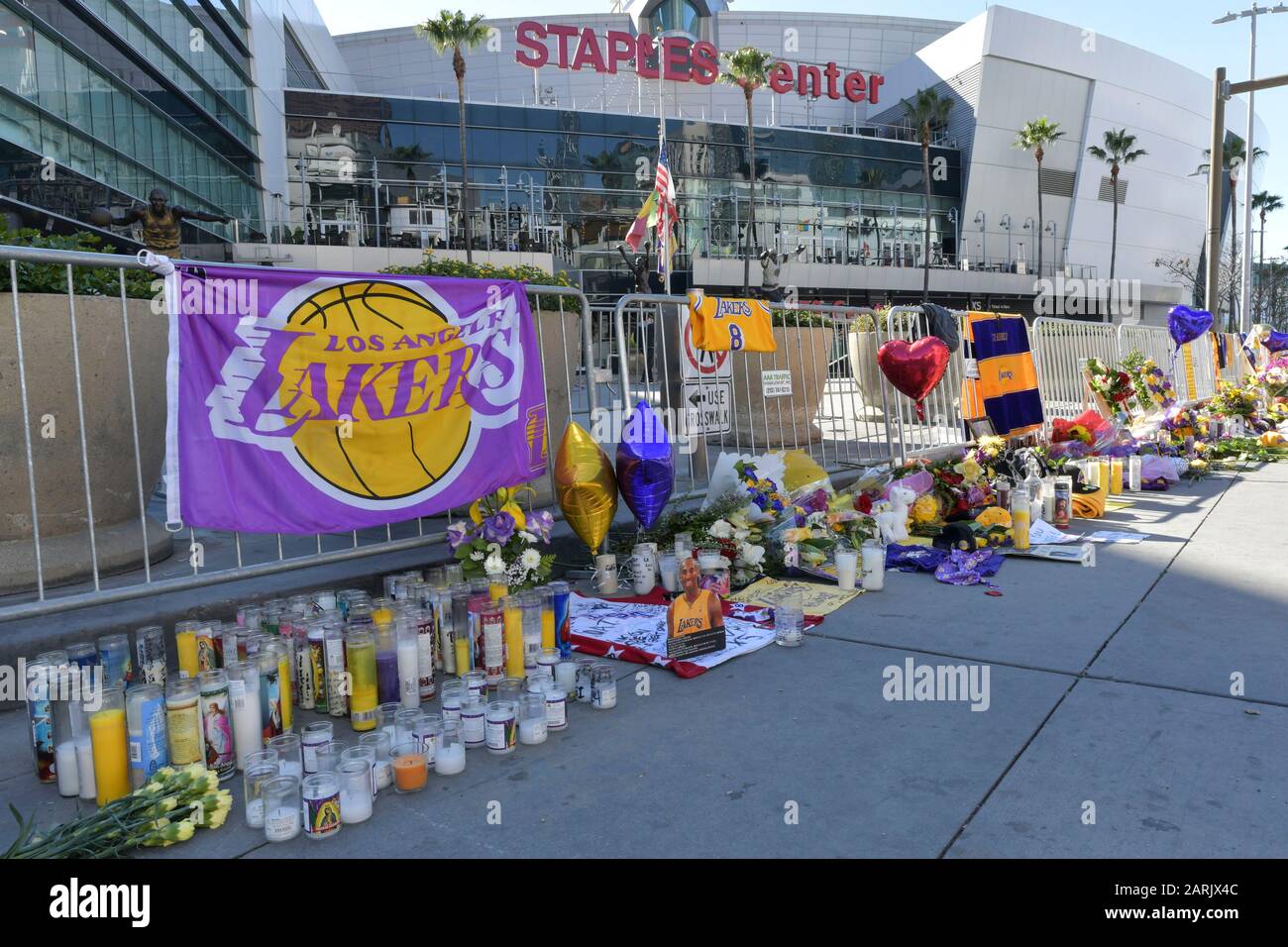 Las Vegas, NV, USA. Januar 2020. Atmosphäre Los Angeles Laker Fans versammeln sich, um Kobe am 28. Januar 2020 im Staples Center in Los Angeles, CA zu betrauern. Kredit: Damairs Carter/Media Punch/Alamy Live News Stockfoto