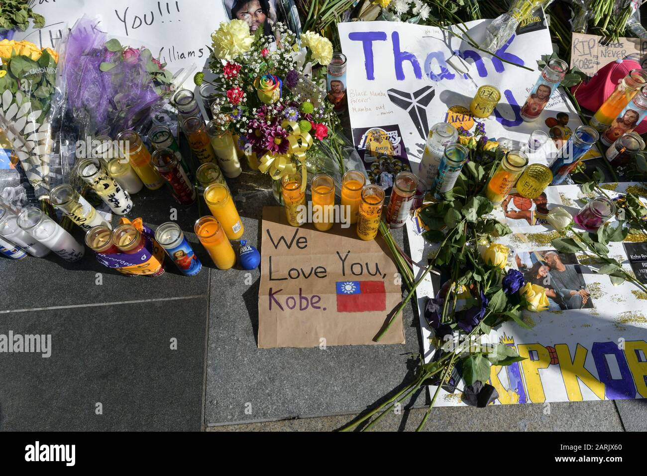 Las Vegas, NV, USA. Januar 2020. Atmosphäre Los Angeles Laker Fans versammeln sich, um Kobe am 28. Januar 2020 im Staples Center in Los Angeles, CA zu betrauern. Kredit: Damairs Carter/Media Punch/Alamy Live News Stockfoto
