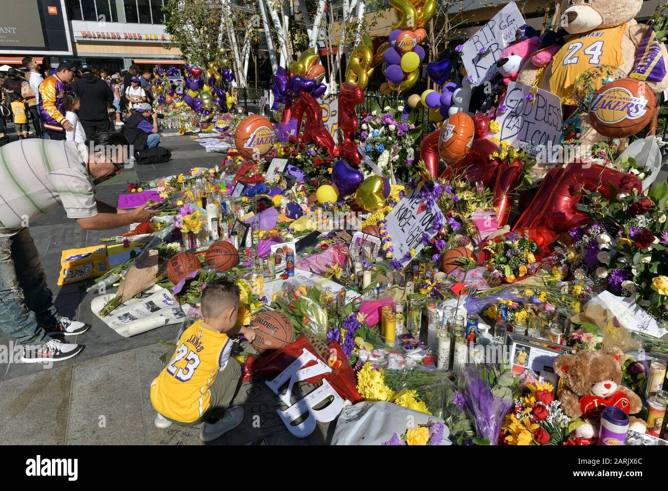 Las Vegas, NV, USA. Januar 2020. Atmosphäre Los Angeles Laker Fans versammeln sich, um Kobe am 28. Januar 2020 im Staples Center in Los Angeles, CA zu betrauern. Kredit: Damairs Carter/Media Punch/Alamy Live News Stockfoto