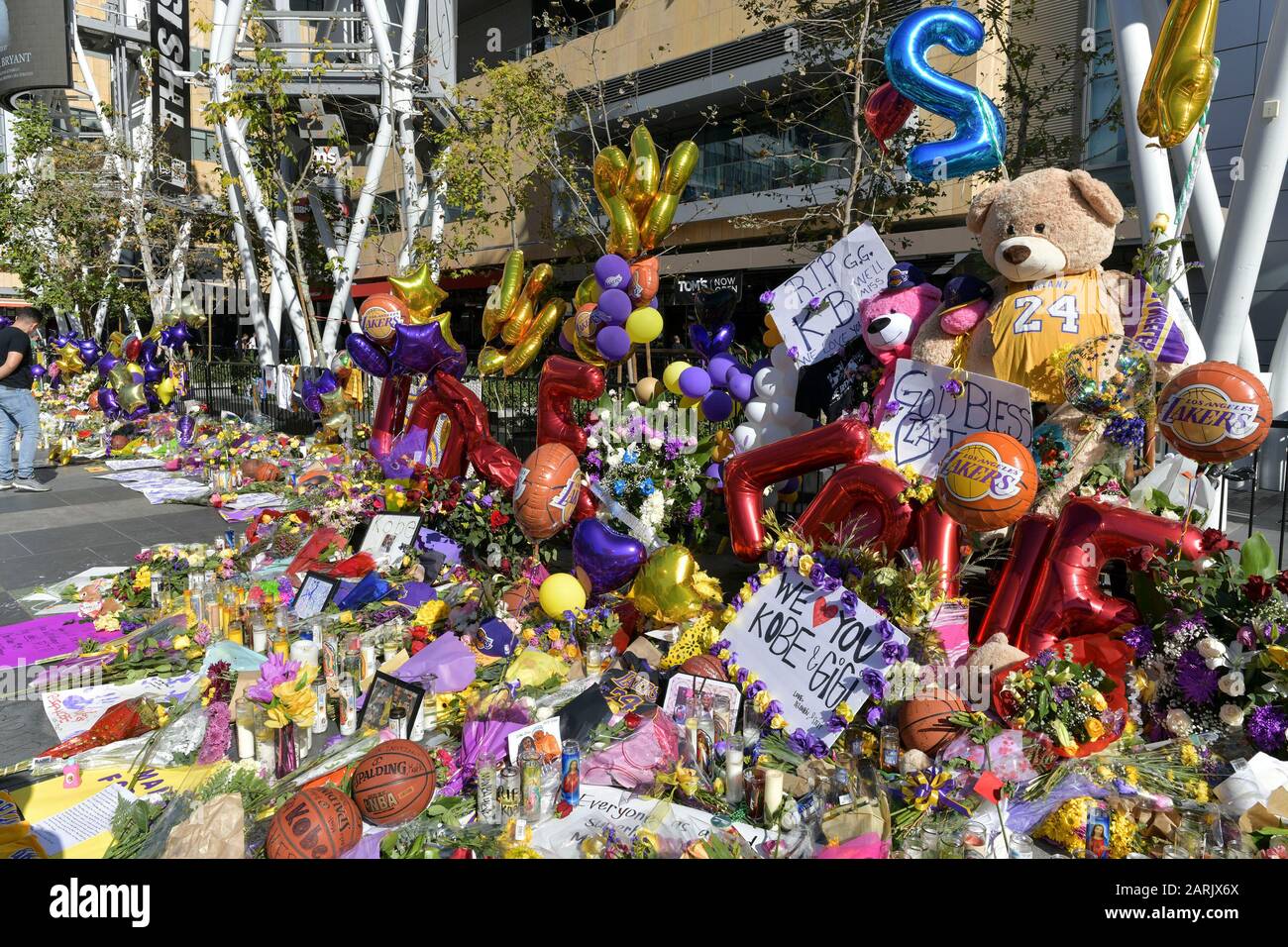Las Vegas, NV, USA. Januar 2020. Atmosphäre Los Angeles Laker Fans versammeln sich, um Kobe am 28. Januar 2020 im Staples Center in Los Angeles, CA zu betrauern. Kredit: Damairs Carter/Media Punch/Alamy Live News Stockfoto