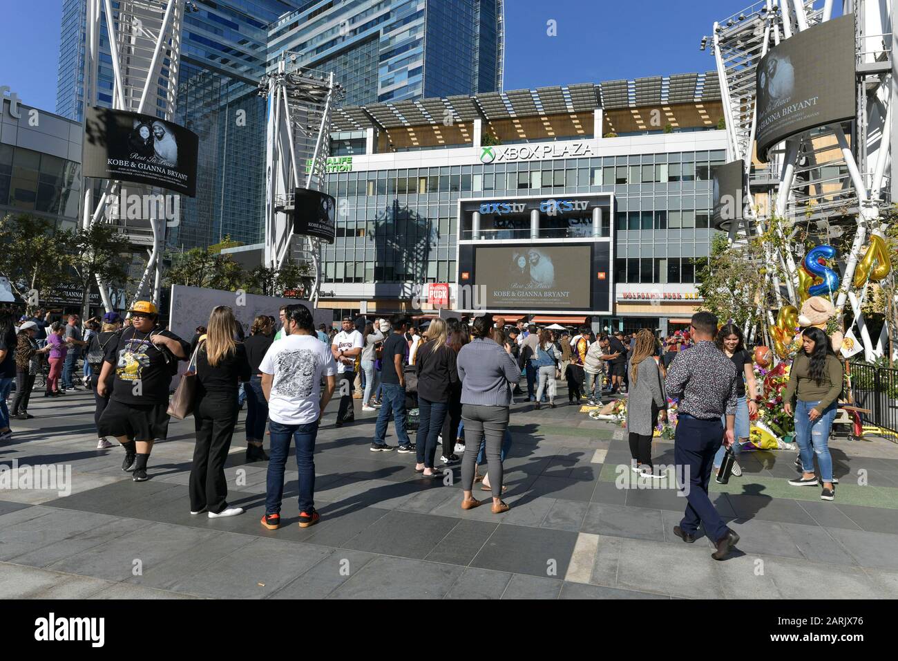 Las Vegas, NV, USA. Januar 2020. Atmosphäre Los Angeles Laker Fans versammeln sich, um Kobe am 28. Januar 2020 im Staples Center in Los Angeles, CA zu betrauern. Kredit: Damairs Carter/Media Punch/Alamy Live News Stockfoto