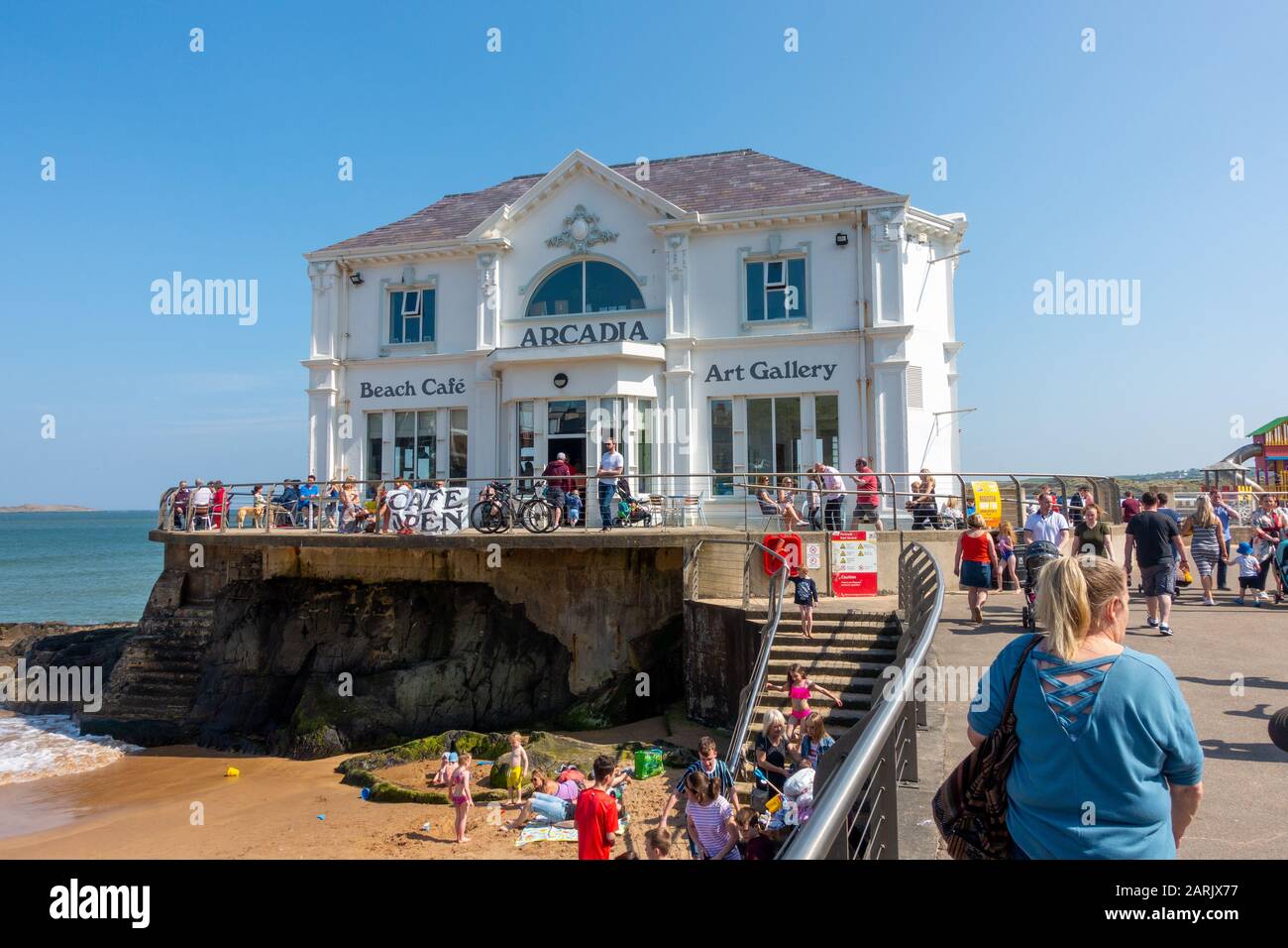 Strandcafé und Kunstgalerie Arcadia, Portrush, Nordirland, Badeort. Stockfoto