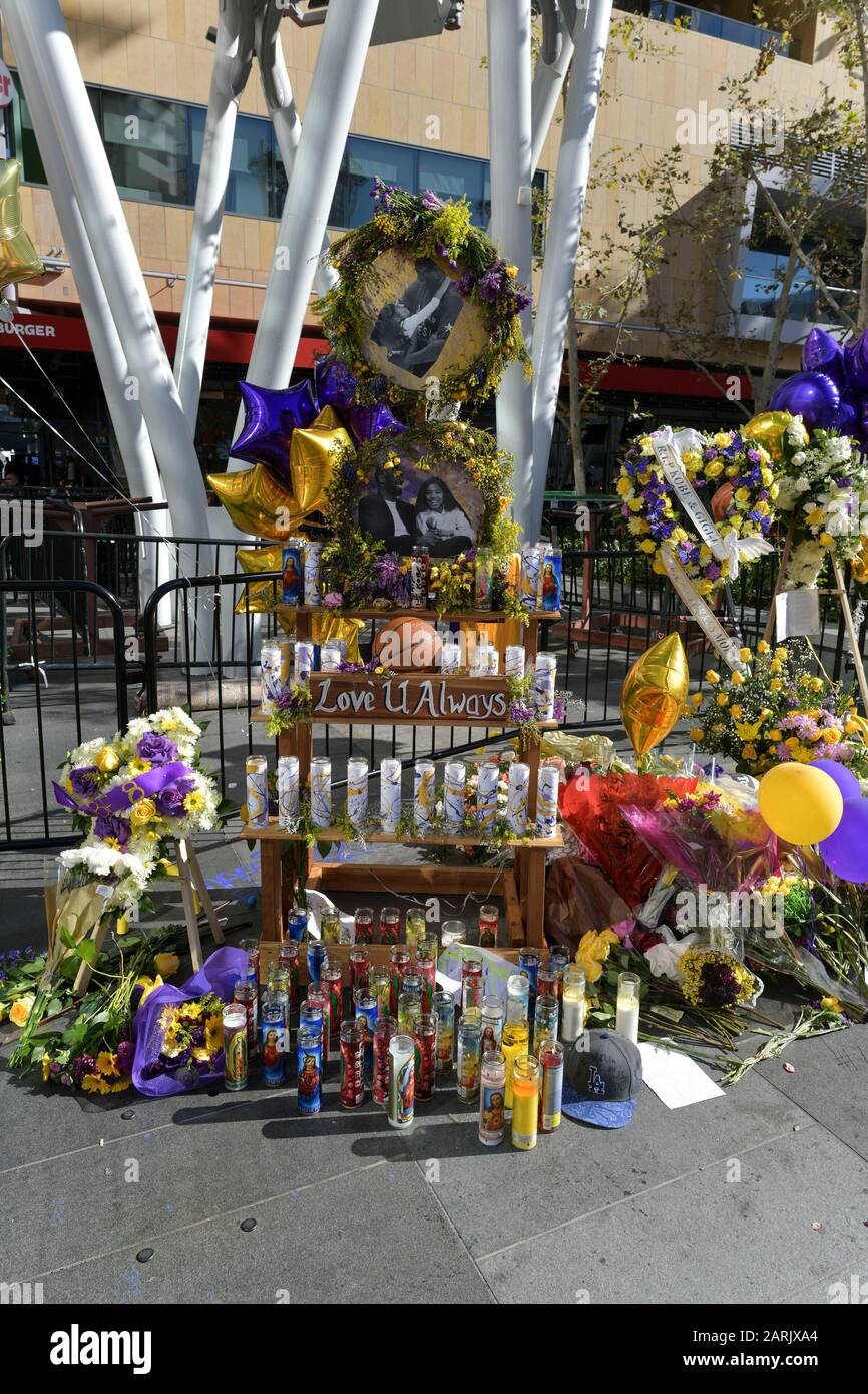 Las Vegas, NV, USA. Januar 2020. Atmosphäre Los Angeles Laker Fans versammeln sich, um Kobe am 28. Januar 2020 im Staples Center in Los Angeles, CA zu betrauern. Kredit: Damairs Carter/Media Punch/Alamy Live News Stockfoto
