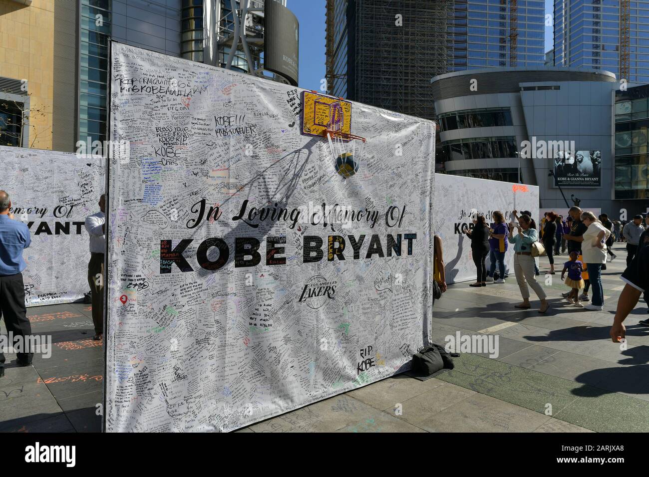 Las Vegas, NV, USA. Januar 2020. Atmosphäre Los Angeles Laker Fans versammeln sich, um Kobe am 28. Januar 2020 im Staples Center in Los Angeles, CA zu betrauern. Kredit: Damairs Carter/Media Punch/Alamy Live News Stockfoto
