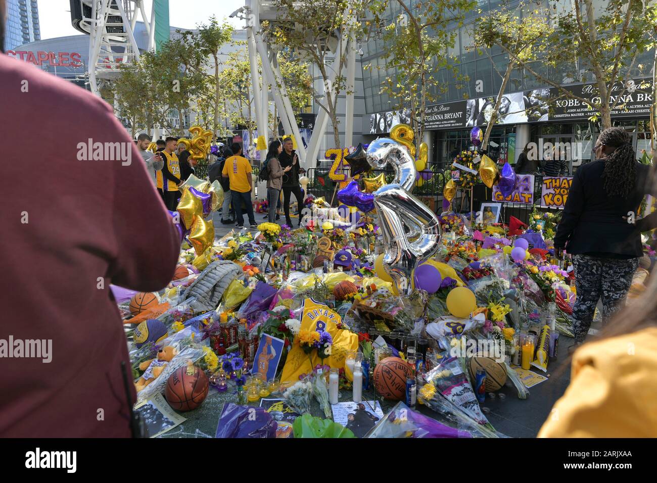 Las Vegas, NV, USA. Januar 2020. Atmosphäre Los Angeles Laker Fans versammeln sich, um Kobe am 28. Januar 2020 im Staples Center in Los Angeles, CA zu betrauern. Kredit: Damairs Carter/Media Punch/Alamy Live News Stockfoto