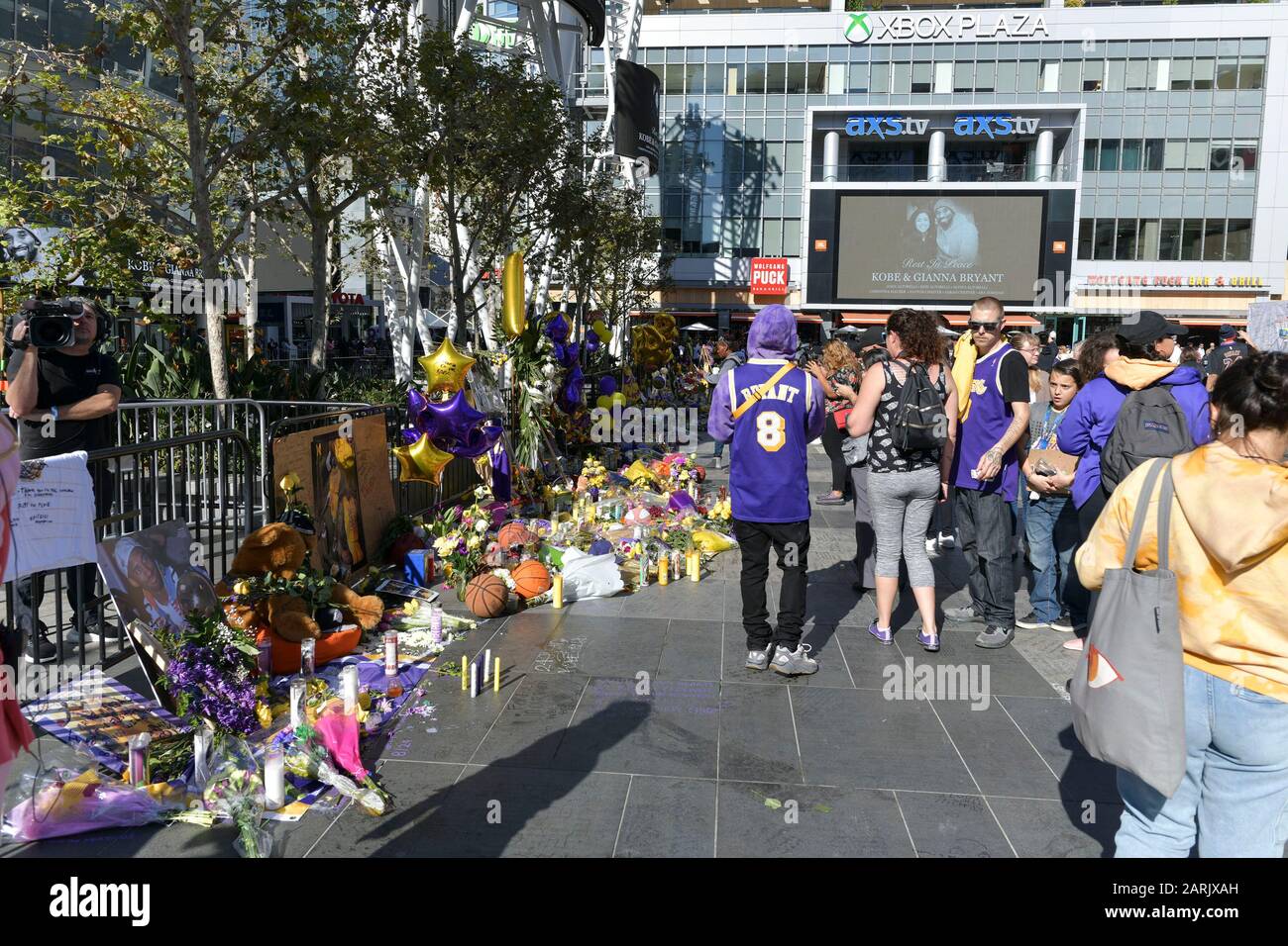 Las Vegas, NV, USA. Januar 2020. Atmosphäre Los Angeles Laker Fans versammeln sich, um Kobe am 28. Januar 2020 im Staples Center in Los Angeles, CA zu betrauern. Kredit: Damairs Carter/Media Punch/Alamy Live News Stockfoto