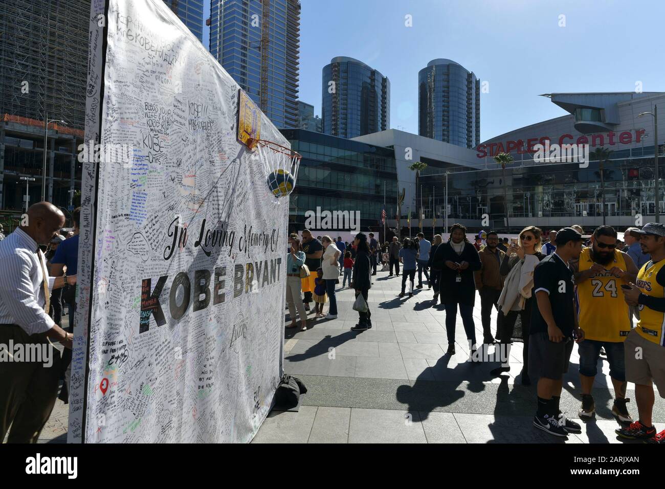 Las Vegas, NV, USA. Januar 2020. Atmosphäre Los Angeles Laker Fans versammeln sich, um Kobe am 28. Januar 2020 im Staples Center in Los Angeles, CA zu betrauern. Kredit: Damairs Carter/Media Punch/Alamy Live News Stockfoto